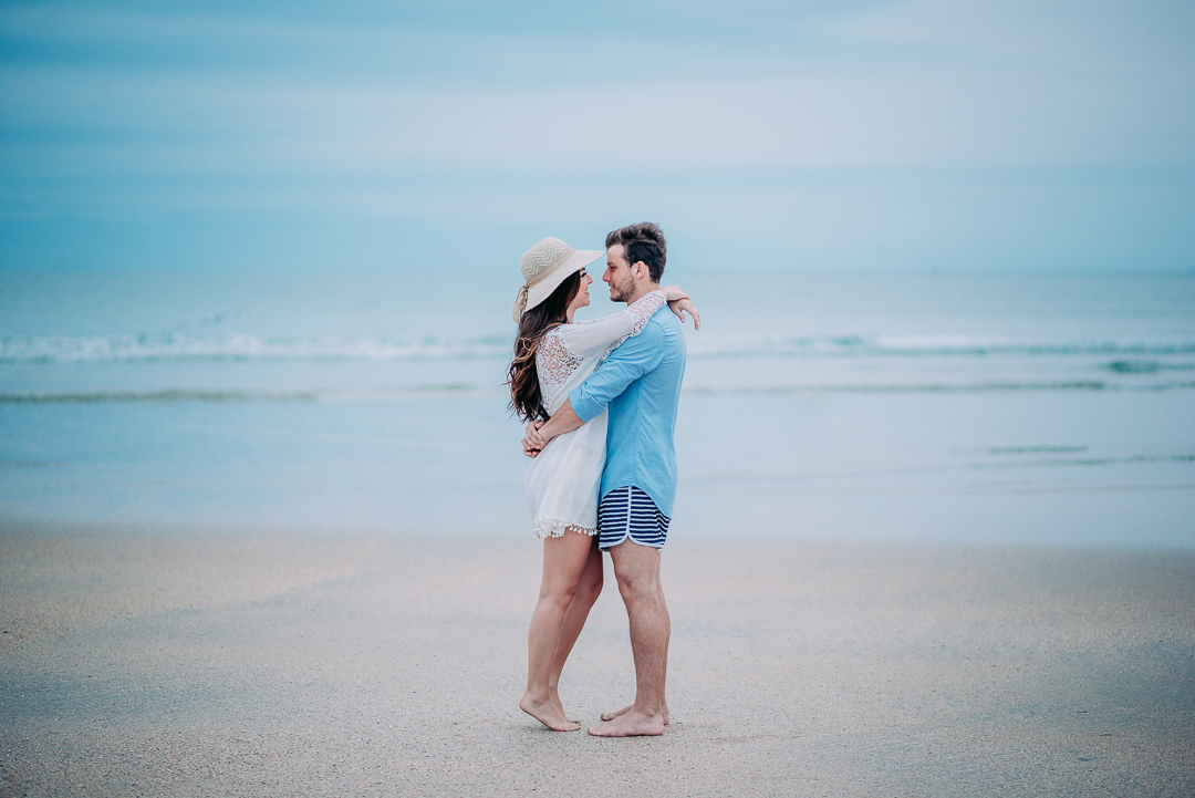 Ensaio na praia fotógrafo de casamento em são paulo ensaio casal ensaio pré wedding noiva noivo ensaio fotográfico mar areia praia montanha pousada hotel hostel amor love casamento buquê aliança vestido de casamento cerimônia festa