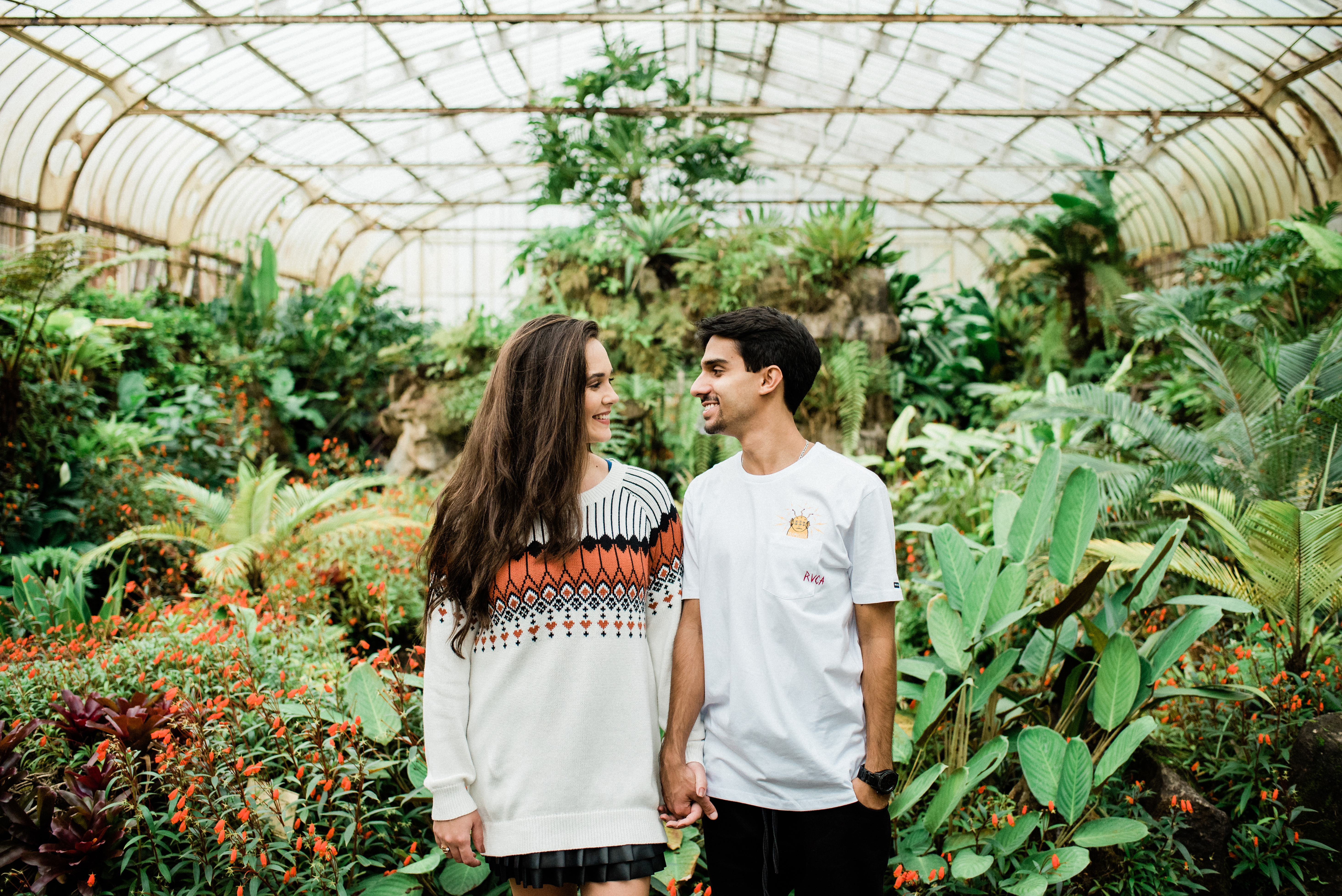 Ensaio pré-wedding em São Paulo Fotógrafo para ensaio de casal em São Paulo Ensaio fotográfico no Jardim Botânico de São Paulo Ensaio de casal Pré-wedding Noivos Noivado Melhores fotógrafos de São Paulo Fotos criativas para pré-wedding Fotos de ensaio