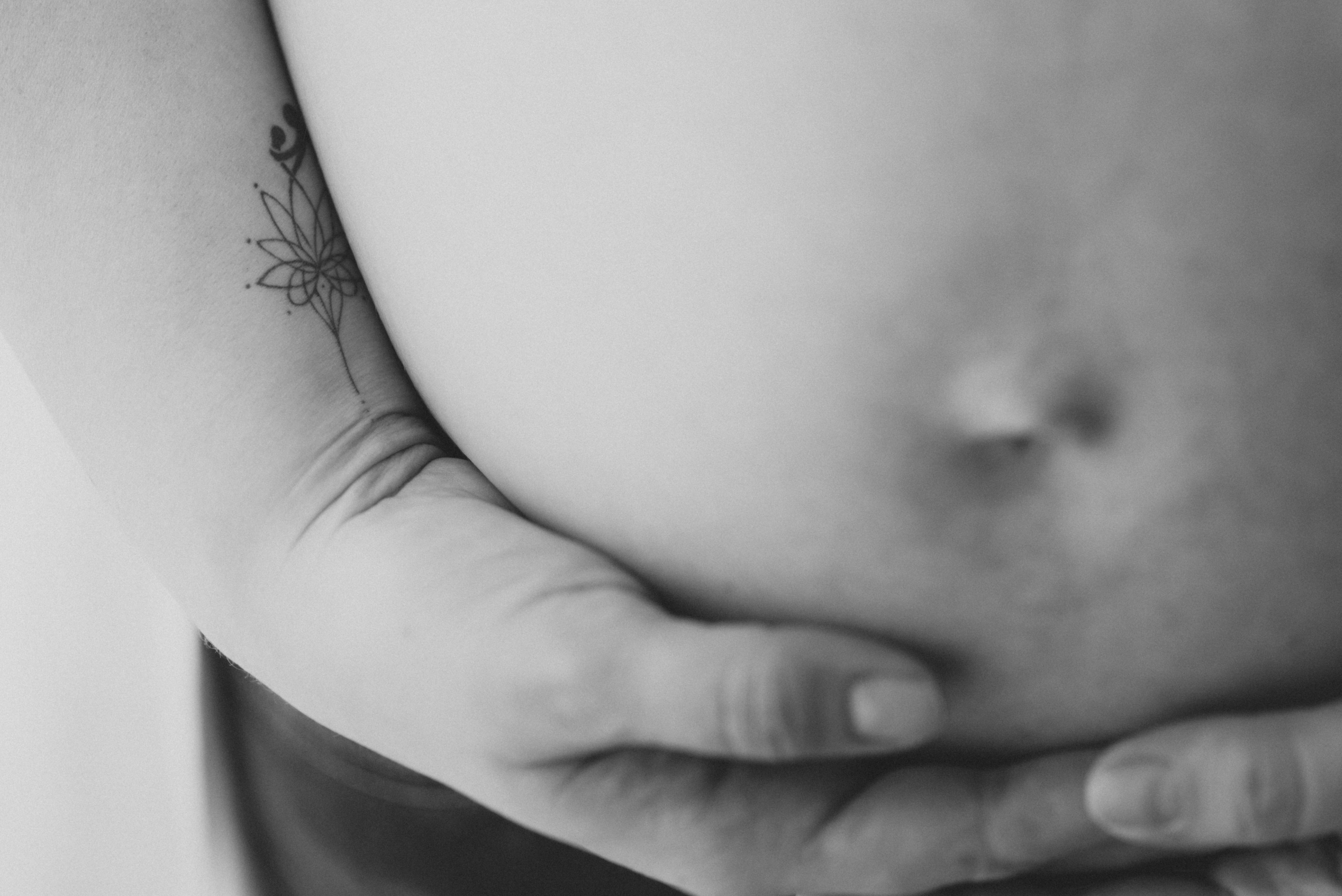 Ensaio book de gestante gestação amor aleitamento materno álbum de gestante meu mundo azul meu mundo cor de rosa bebê maternidade chupeta mamadeira barrigão grávida fotógrafo ensaio fotográfico de gestante lifestyle foto preto e branco