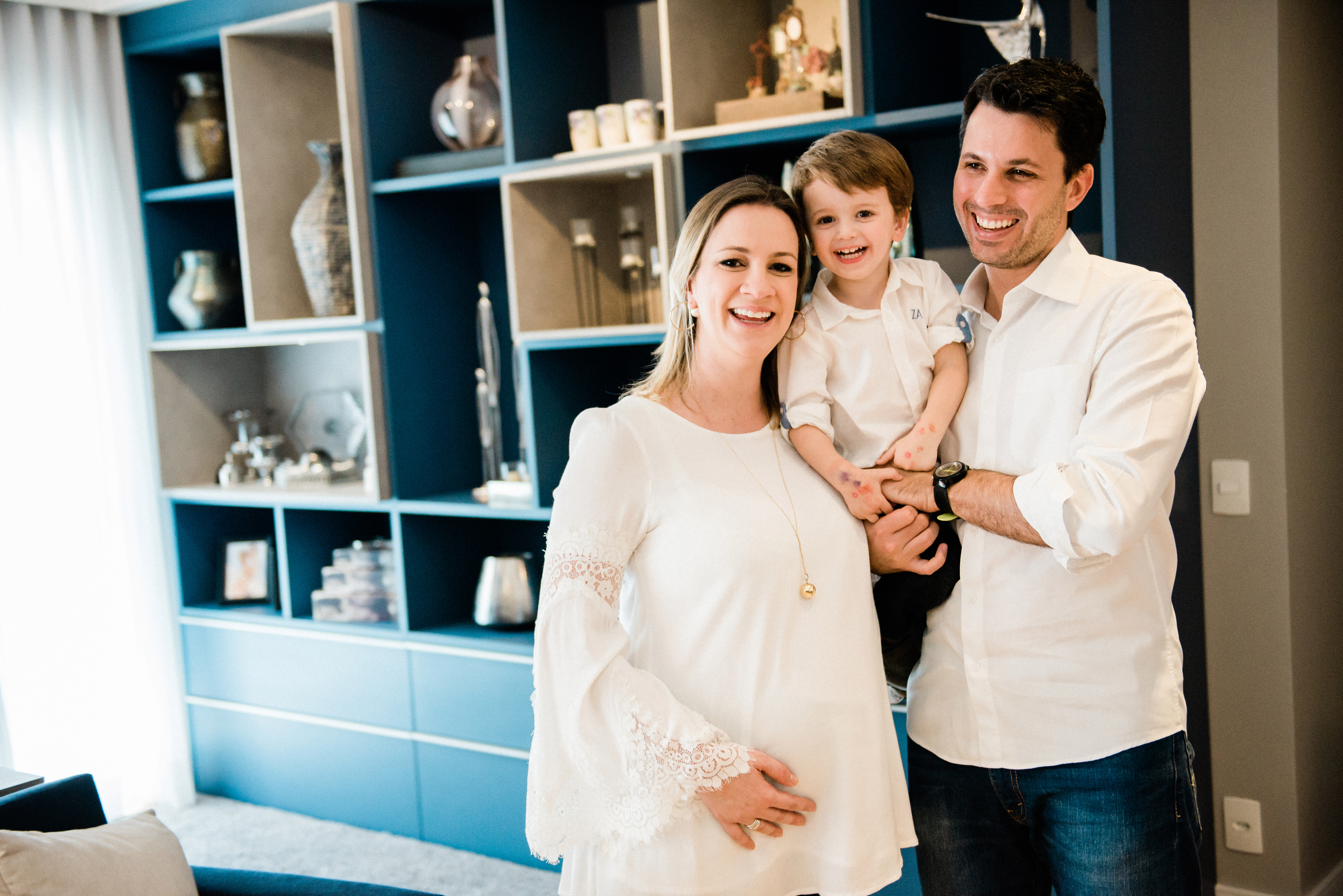 Ensaio book de gestante gestação amor aleitamento materno sapatinho de bebê dourado álbum de gestante meu mundo azul meu mundo cor de rosa bebê maternidade chupeta mamadeira barrigão grávida fotógrafo ensaio fotográfico de gestante lifestyle com filho