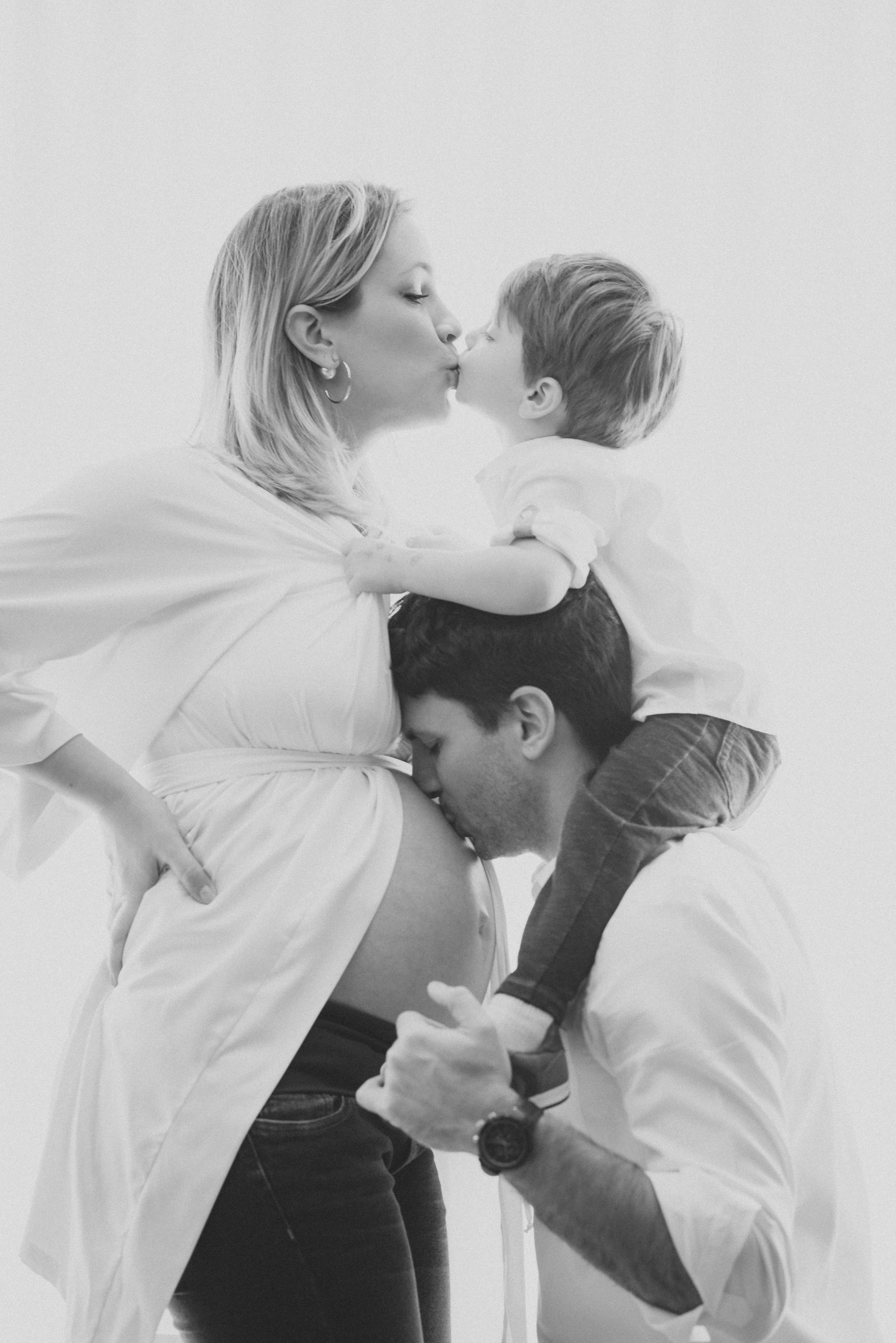 Ensaio gestante book de gestante gestação amor aleitamento materno sapatinho de bebê dourado álbum de gestante meu mundo azul meu mundo cor de rosa bebê maternidade chupeta mamadeira barrigão grávida fotógrafo ensaio fotográfico de gestante lifestyle