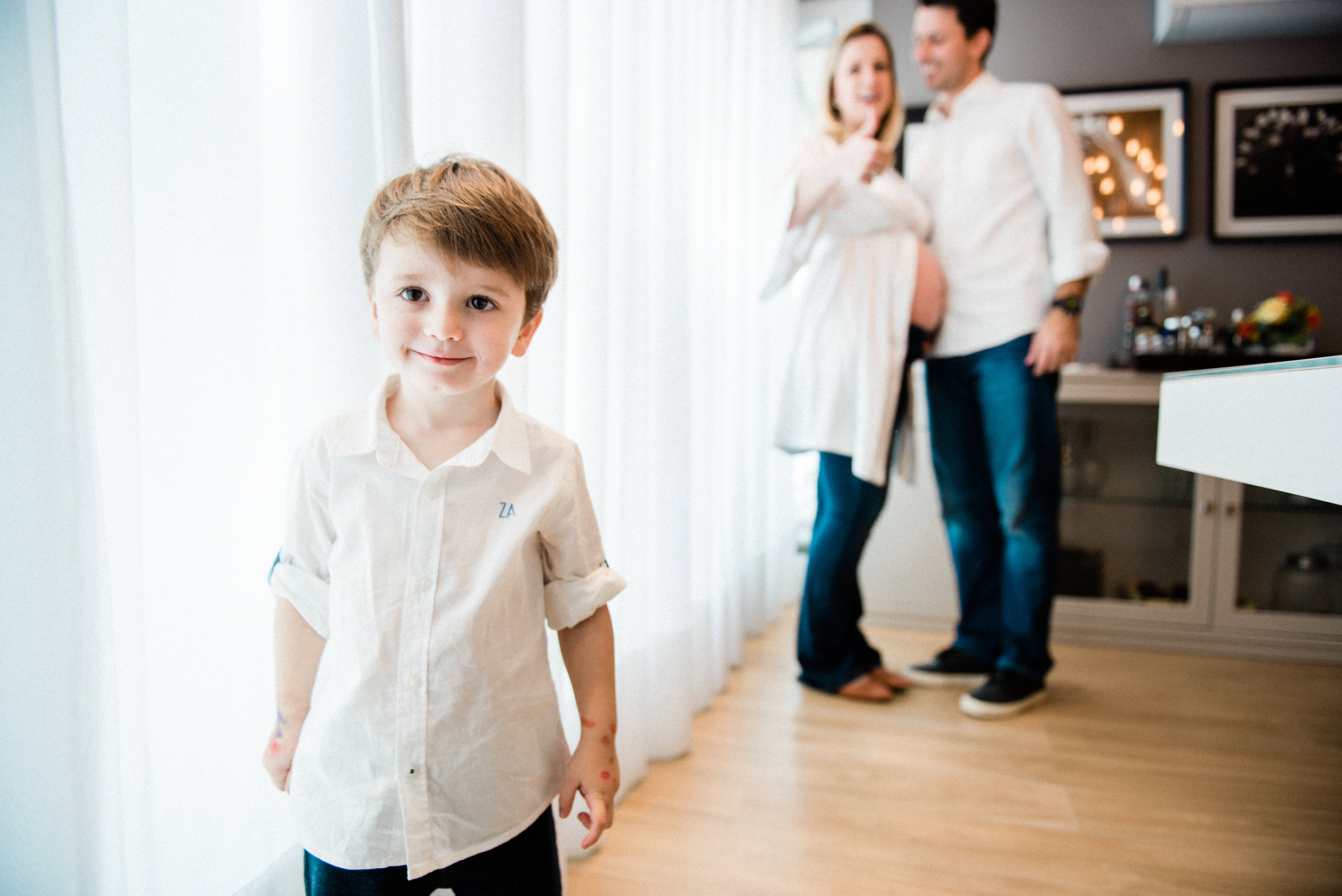 Ensaio book de gestante gestação amor aleitamento materno sapatinho de bebê dourado álbum de gestante meu mundo azul meu mundo cor de rosa bebê maternidade chupeta mamadeira barrigão grávida fotógrafo ensaio fotográfico de gestante lifestyle com filho