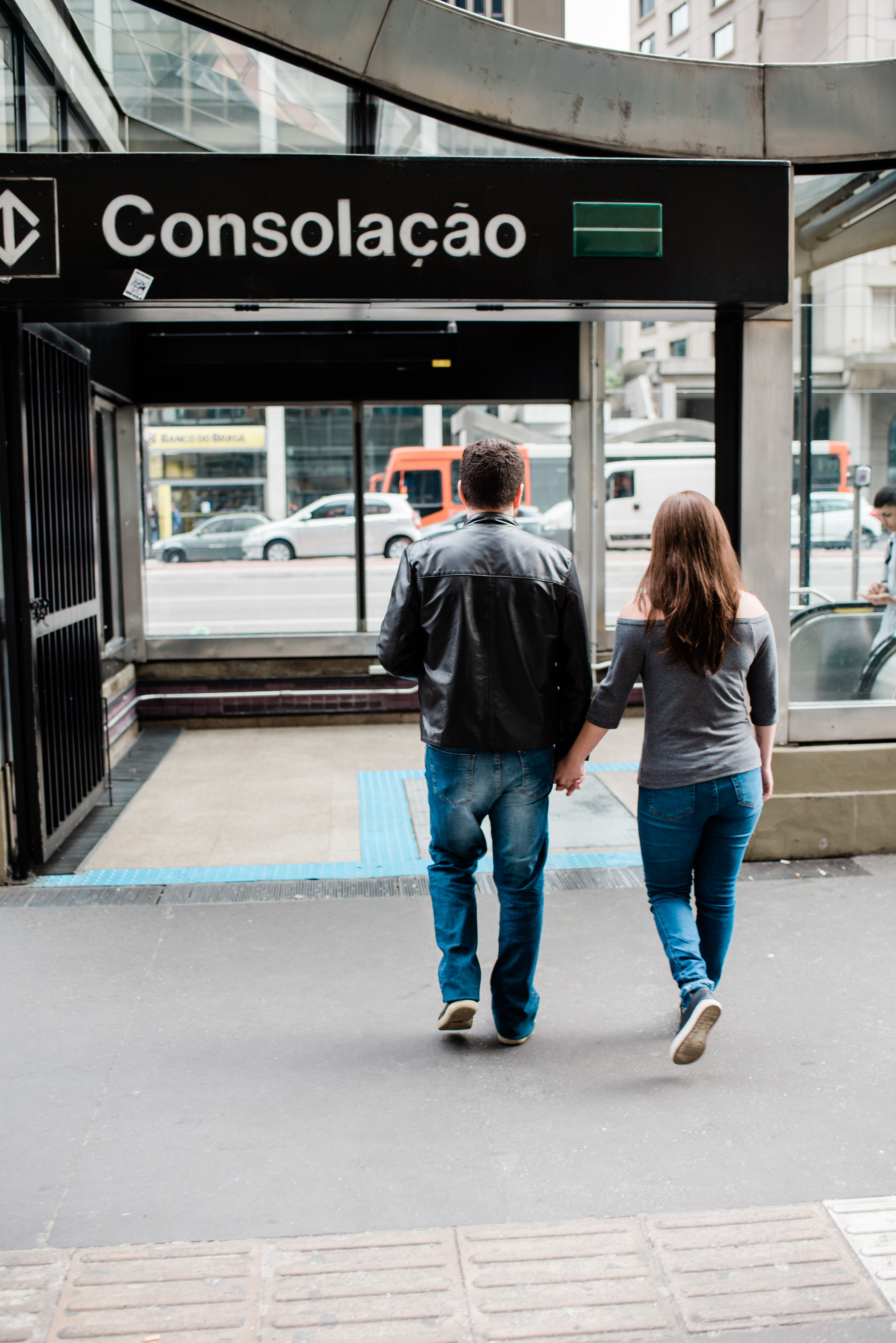 Fotógrafo para ensaio pré-wedding em São Paulo Ensaio fotográfico pré-casamento Urbano Ensaio de casal urbano Ensaio Avenida Paulista Fotógrafo para ensaio pré-wedding em São Paulo Noivos Noiva Ideias para ensaio pré-wedding Ensaio no metrô casal urbano