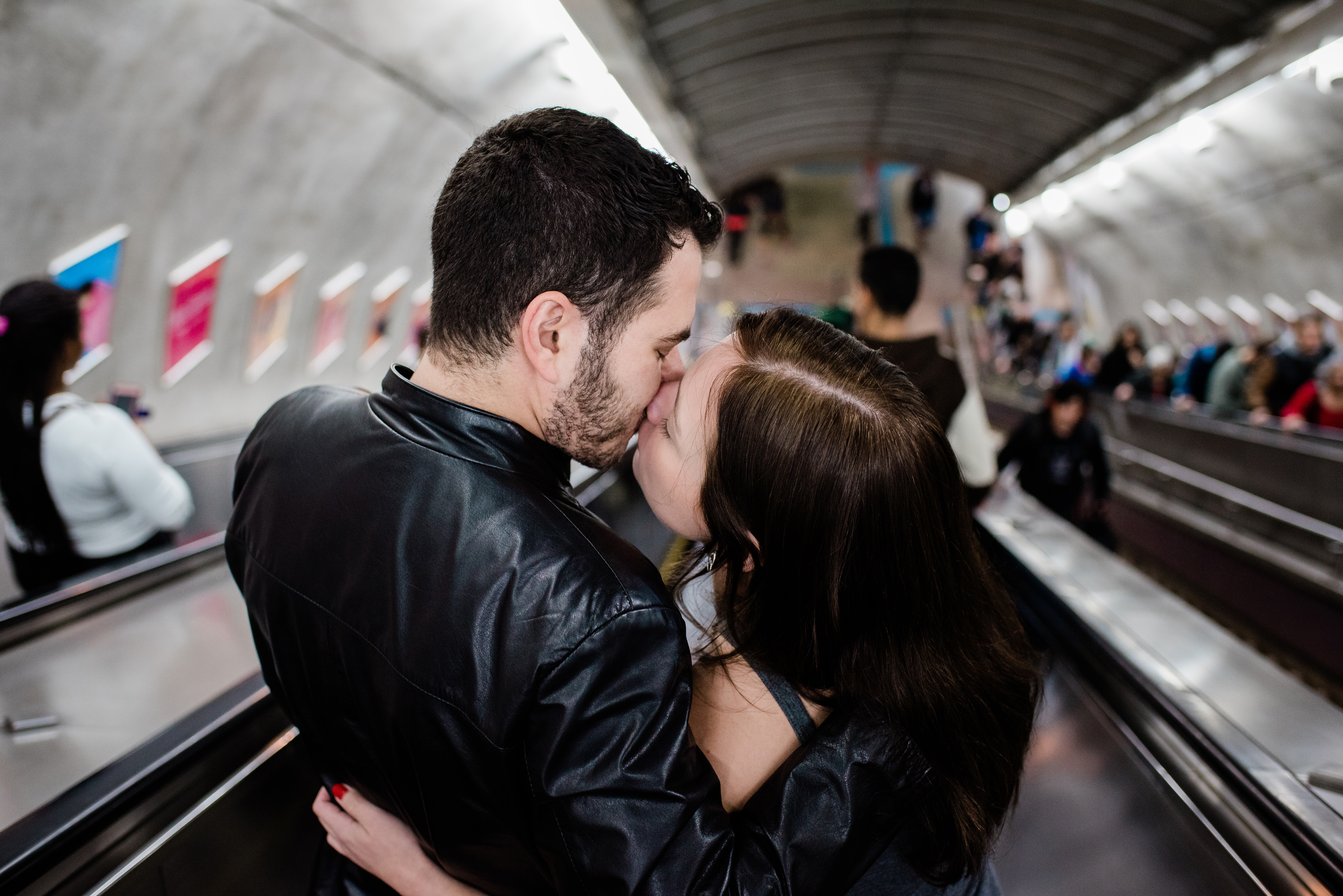 Fotógrafo para ensaio pré-wedding em São Paulo Ensaio fotográfico pré-casamento Urbano Ensaio de casal urbano Ensaio Avenida Paulista Fotógrafo para ensaio pré-wedding em São Paulo Noivos Noiva Ideias para ensaio pré-wedding Ensaio no metrô casal urbano