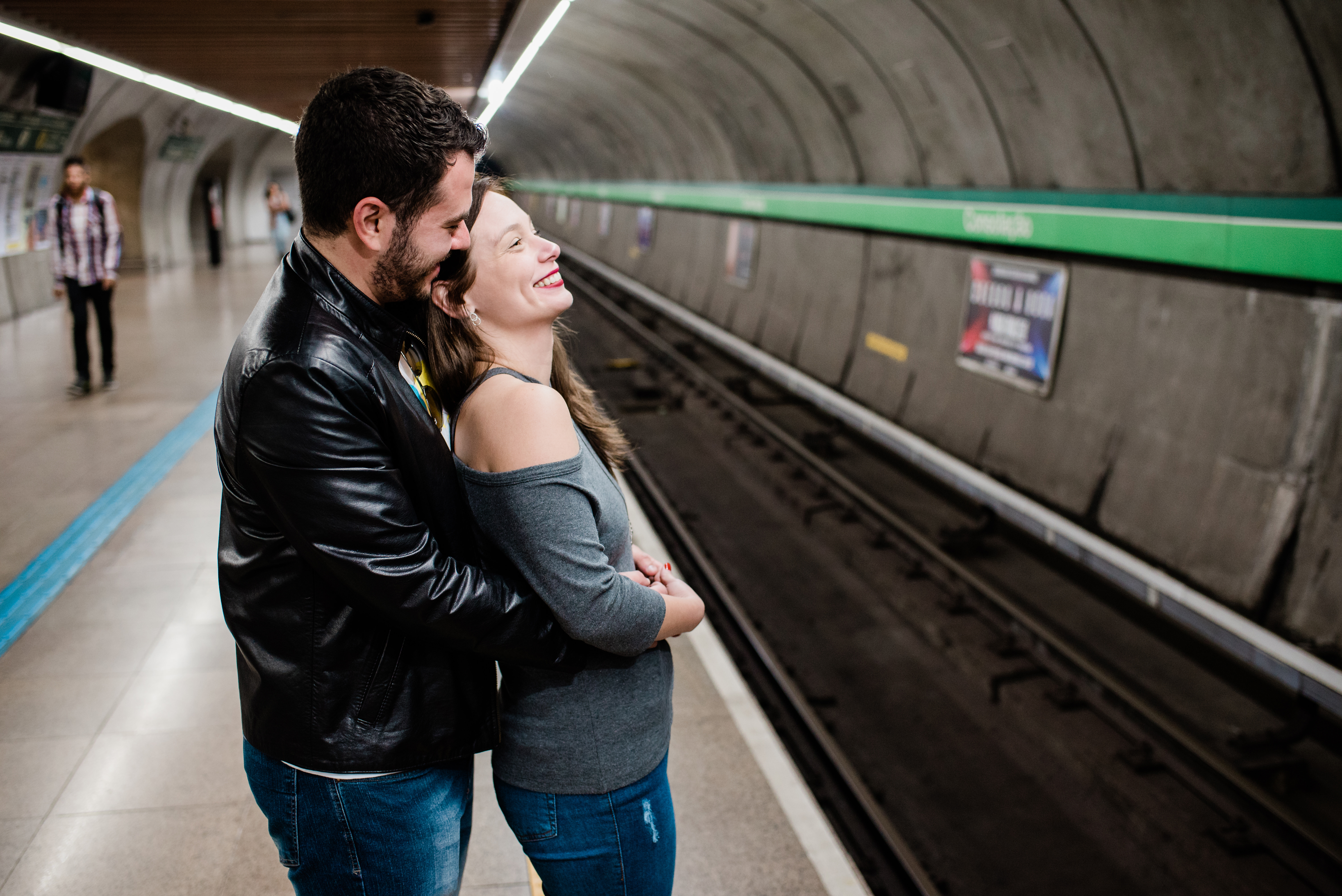Fotógrafo para ensaio pré-wedding em São Paulo Ensaio fotográfico pré-casamento Urbano Ensaio de casal urbano Ensaio Avenida Paulista Fotógrafo para ensaio pré-wedding em São Paulo Noivos Noiva Ideias para ensaio pré-wedding Ensaio no metrô casal urbano