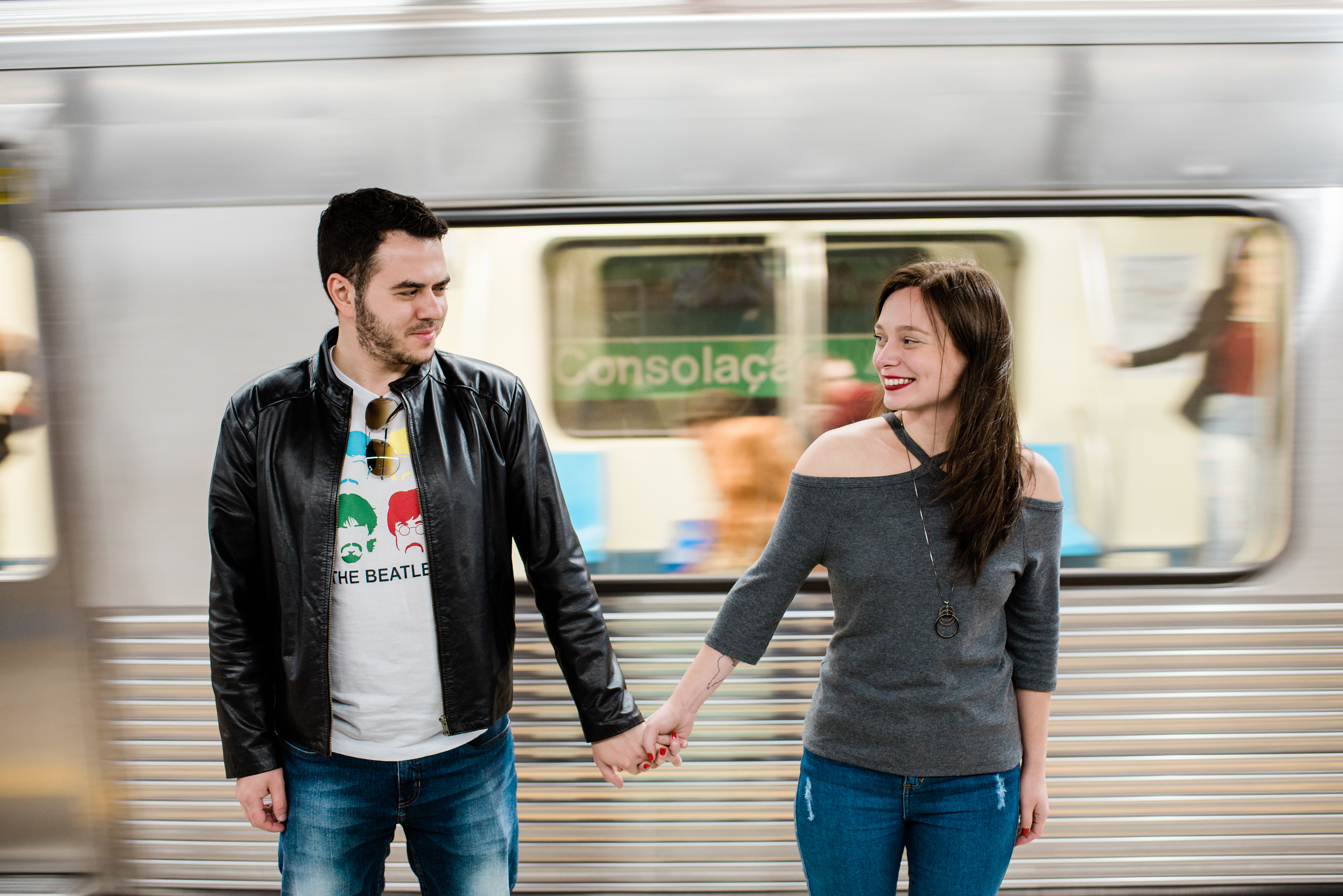 Fotógrafo para ensaio pré-wedding em São Paulo Ensaio fotográfico pré-casamento Urbano Ensaio de casal urbano Ensaio Avenida Paulista Fotógrafo para ensaio pré-wedding em São Paulo Noivos Noiva Ideias para ensaio pré-wedding Ensaio no metrô casal urbano