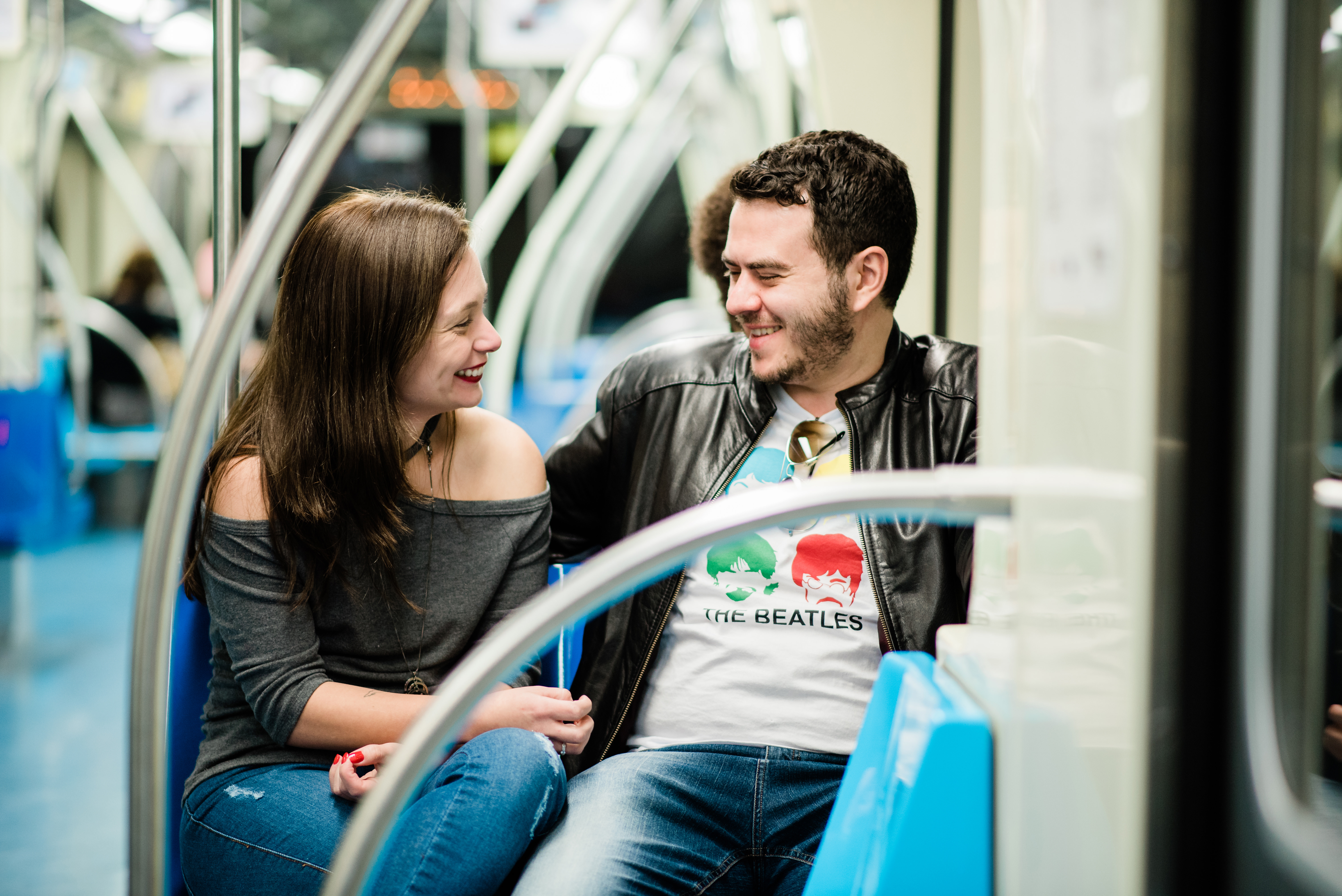 Fotógrafo para ensaio pré-wedding em São Paulo Ensaio fotográfico pré-casamento Urbano Ensaio de casal urbano Ensaio Avenida Paulista Fotógrafo para ensaio pré-wedding em São Paulo Noivos Noiva Ideias para ensaio pré-wedding Ensaio no metrô casal urbano