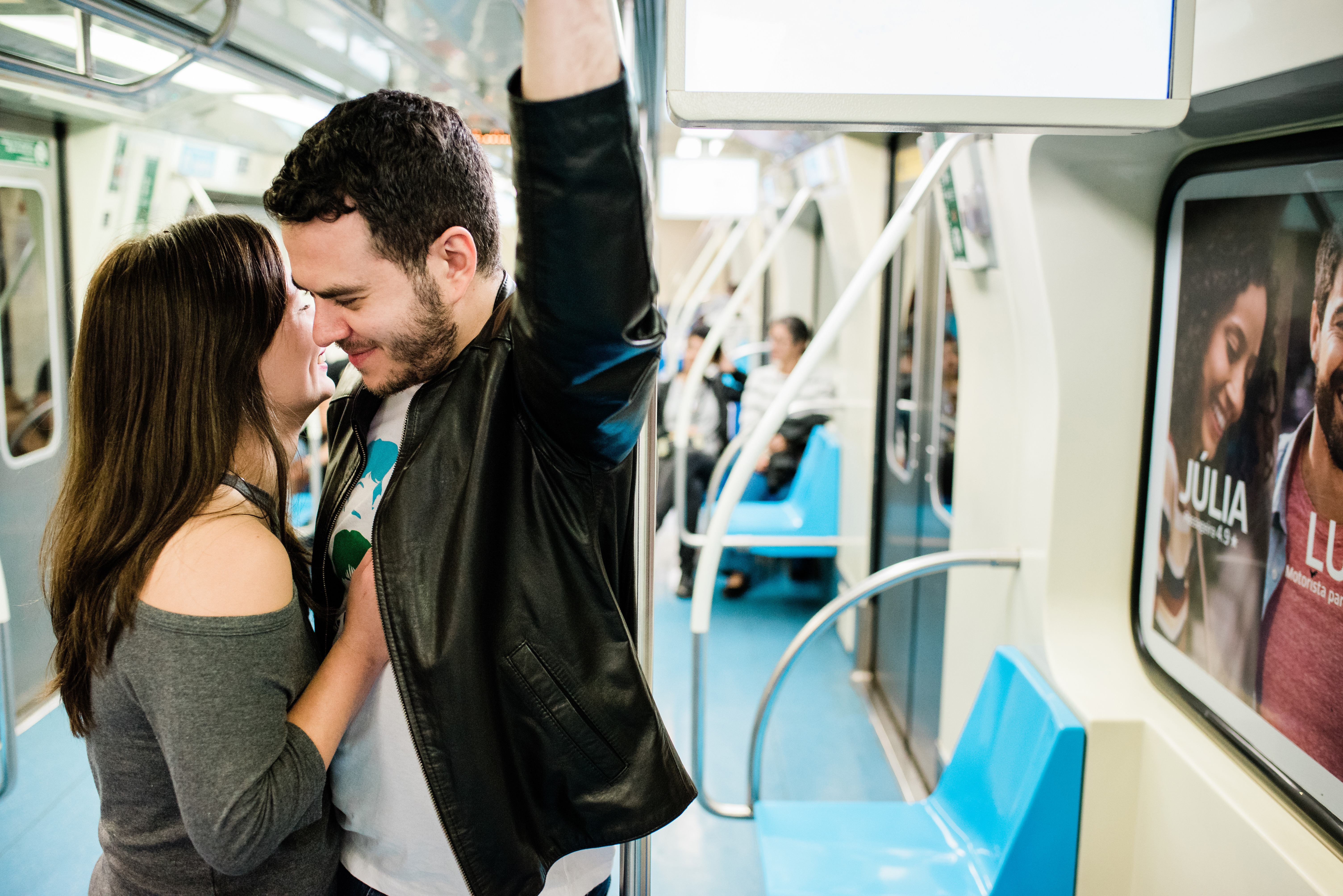 Fotógrafo para ensaio pré-wedding em São Paulo Ensaio fotográfico pré-casamento Urbano Ensaio de casal urbano Ensaio Avenida Paulista Fotógrafo para ensaio pré-wedding em São Paulo Noivos Noiva Ideias para ensaio pré-wedding Ensaio no metrô casal urbano