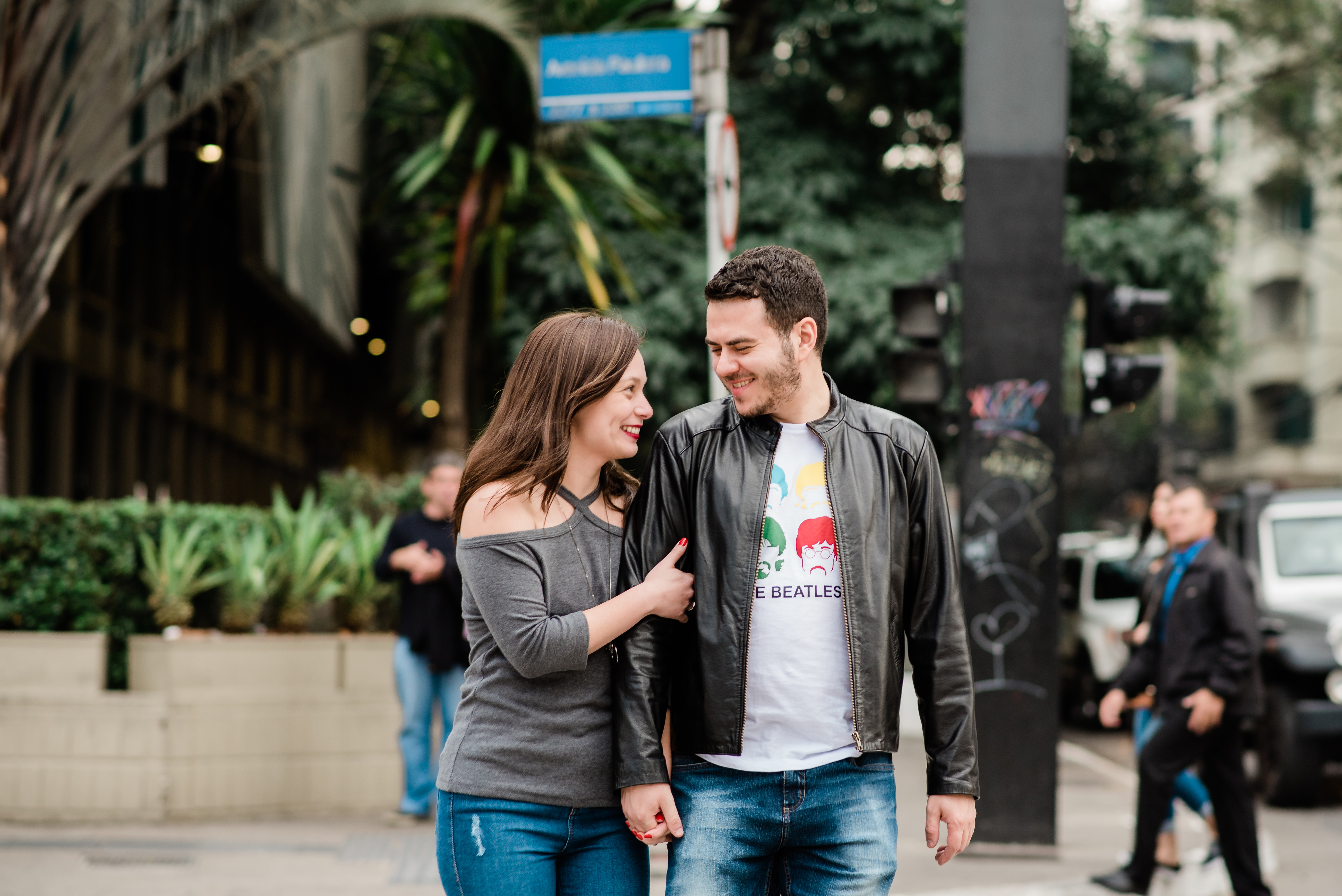 Fotógrafo para ensaio pré-wedding em São Paulo Ensaio fotográfico pré-casamento Urbano Ensaio de casal urbano Ensaio Avenida Paulista Fotógrafo para ensaio pré-wedding em São Paulo Noivos Noiva Ideias para ensaio pré-wedding Ensaio no metrô casal urbano