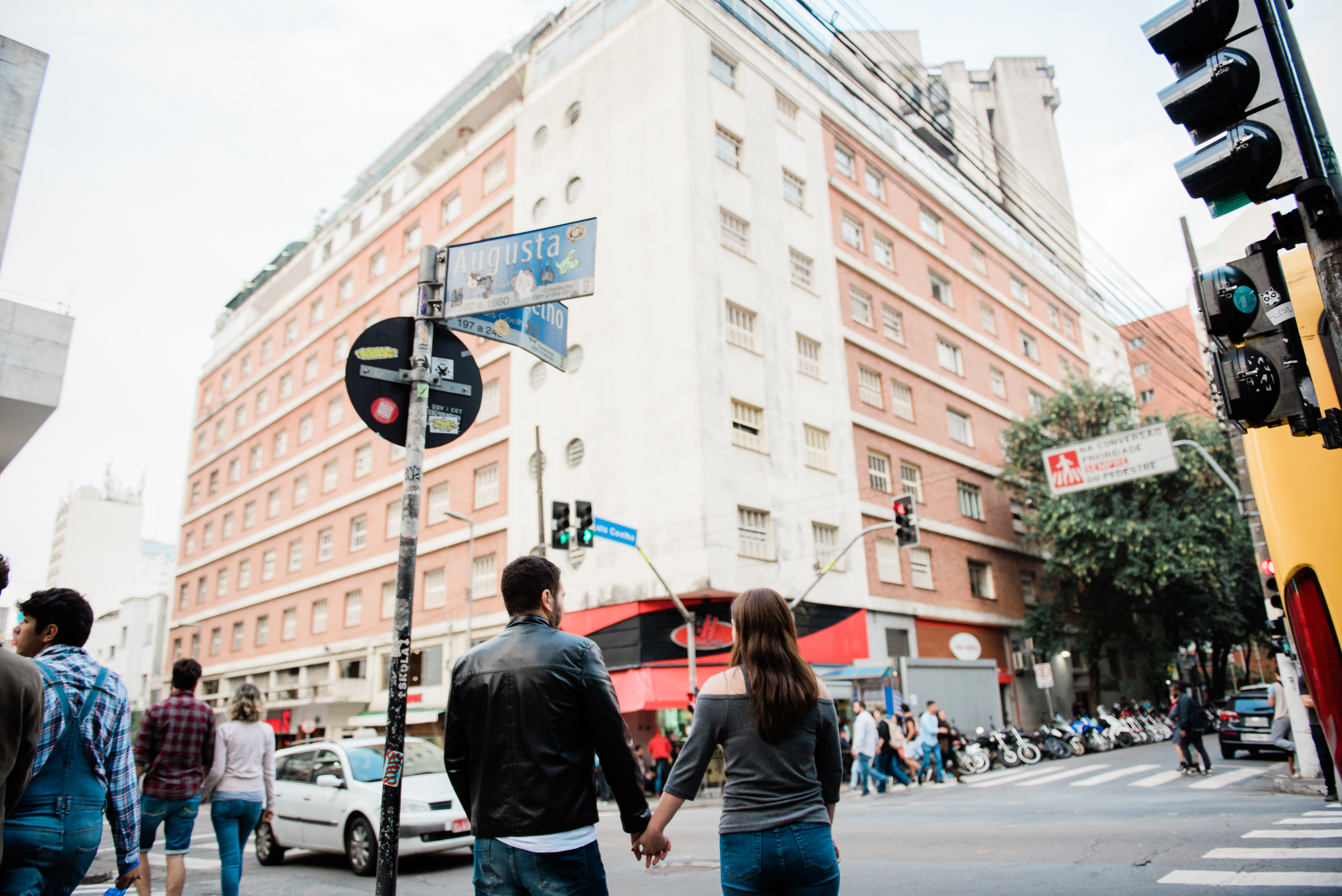 Fotógrafo para ensaio pré-wedding em São Paulo Ensaio fotográfico pré-casamento Urbano Ensaio de casal urbano Ensaio Avenida Paulista Fotógrafo para ensaio pré-wedding em São Paulo Noivos Noiva Ideias para ensaio pré-wedding Ensaio no metrô casal urbano