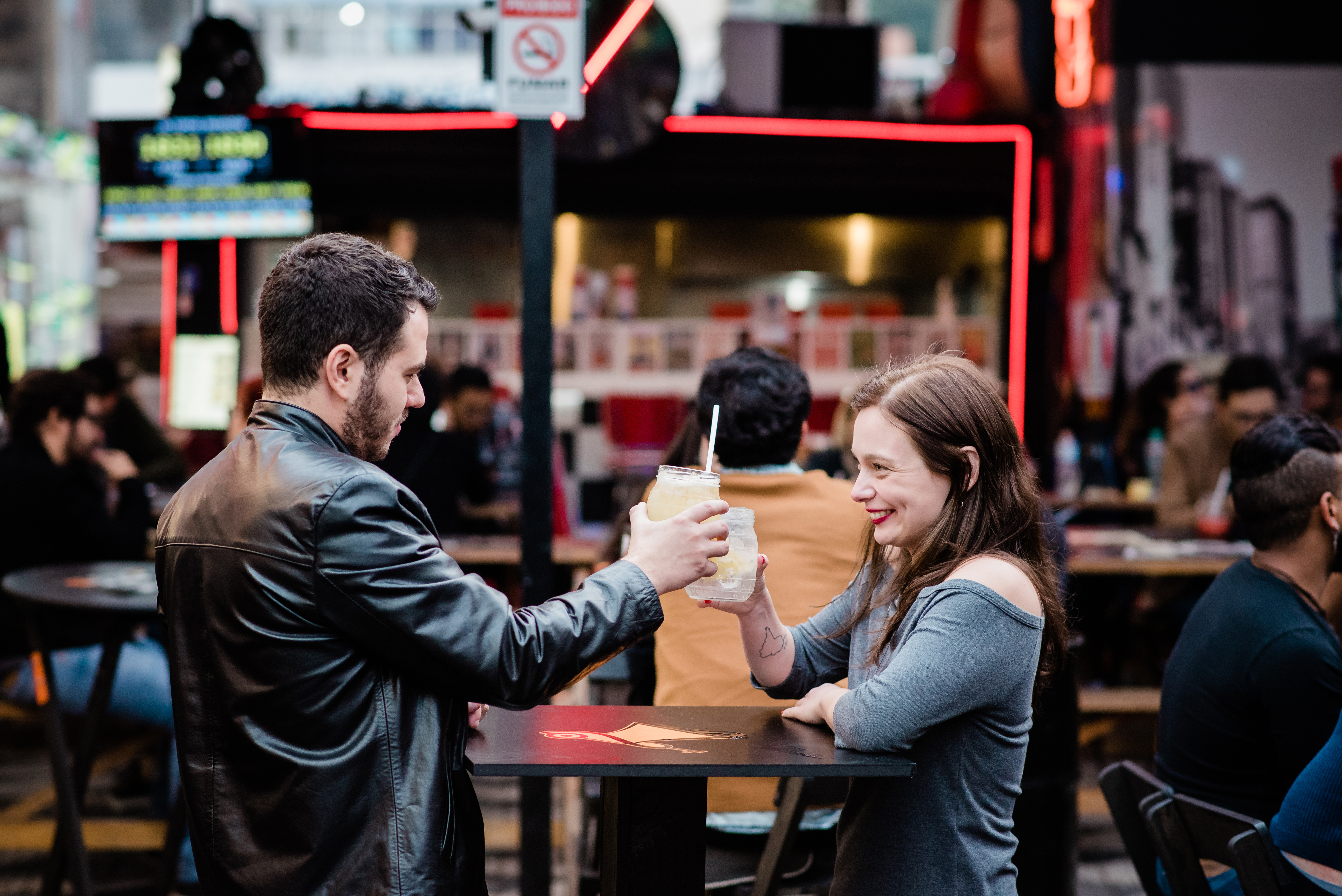 Fotógrafo para ensaio pré-wedding em São Paulo Ensaio fotográfico pré-casamento Urbano Ensaio de casal urbano Ensaio Avenida Paulista Fotógrafo para ensaio pré-wedding em São Paulo Noivos Noiva Ideias para ensaio pré-wedding Ensaio no metrô casal urbano