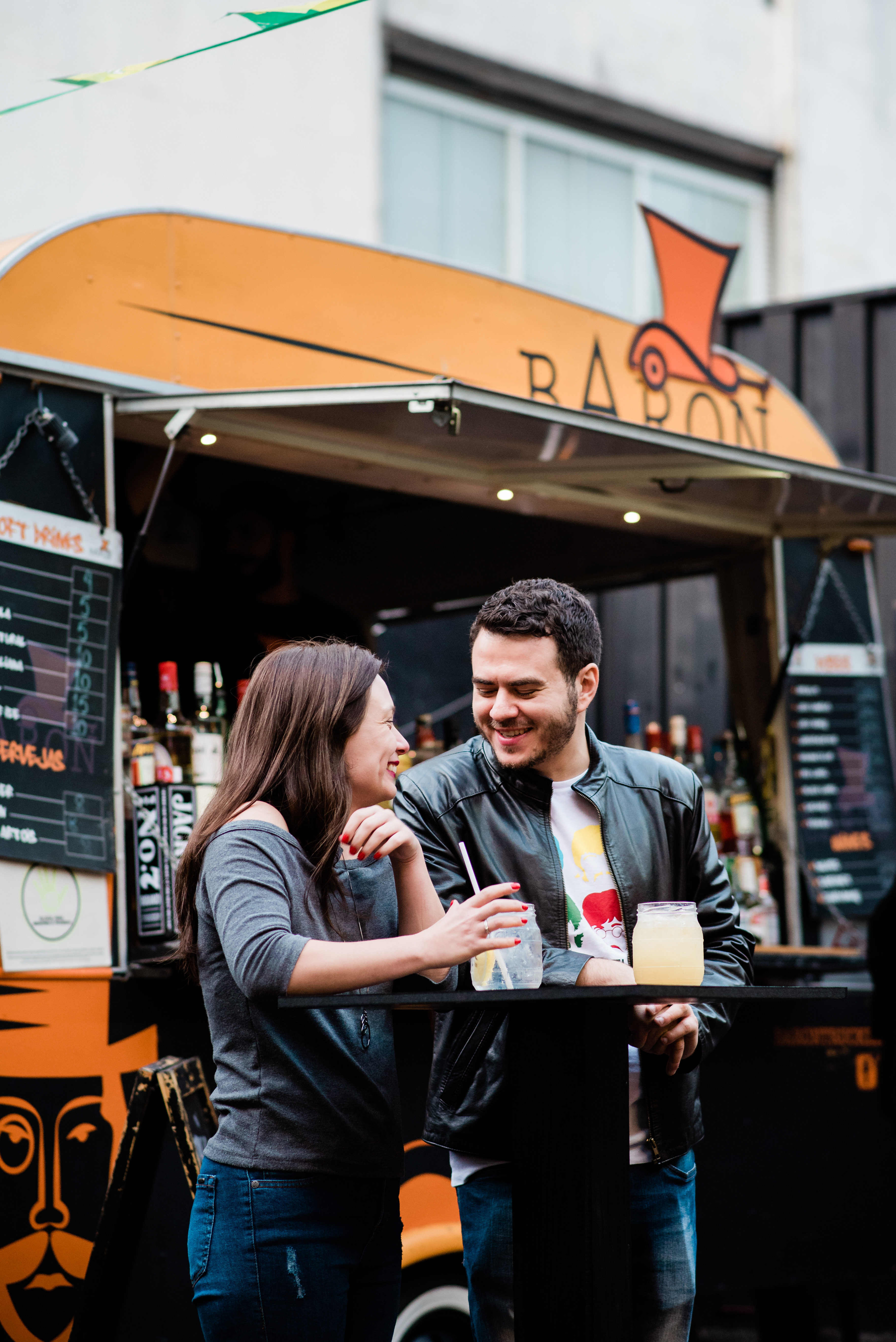 Fotógrafo para ensaio pré-wedding em São Paulo Ensaio fotográfico pré-casamento Urbano Ensaio de casal urbano Ensaio Avenida Paulista Fotógrafo para ensaio pré-wedding em São Paulo Noivos Noiva Ideias para ensaio pré-wedding Ensaio no metrô casal urbano