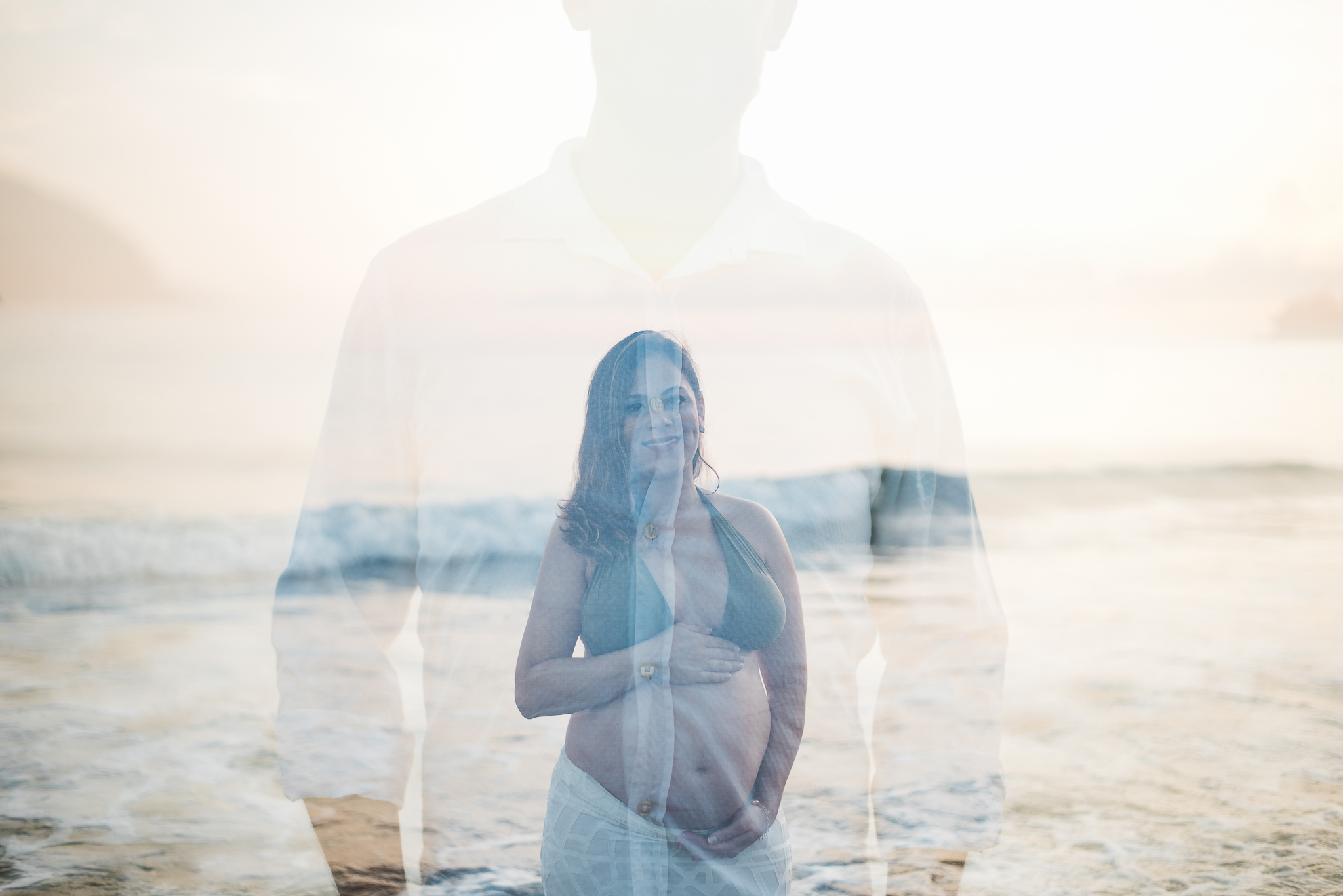 Ensaio gestante praia do Guarujá casal feliz ondas do mar