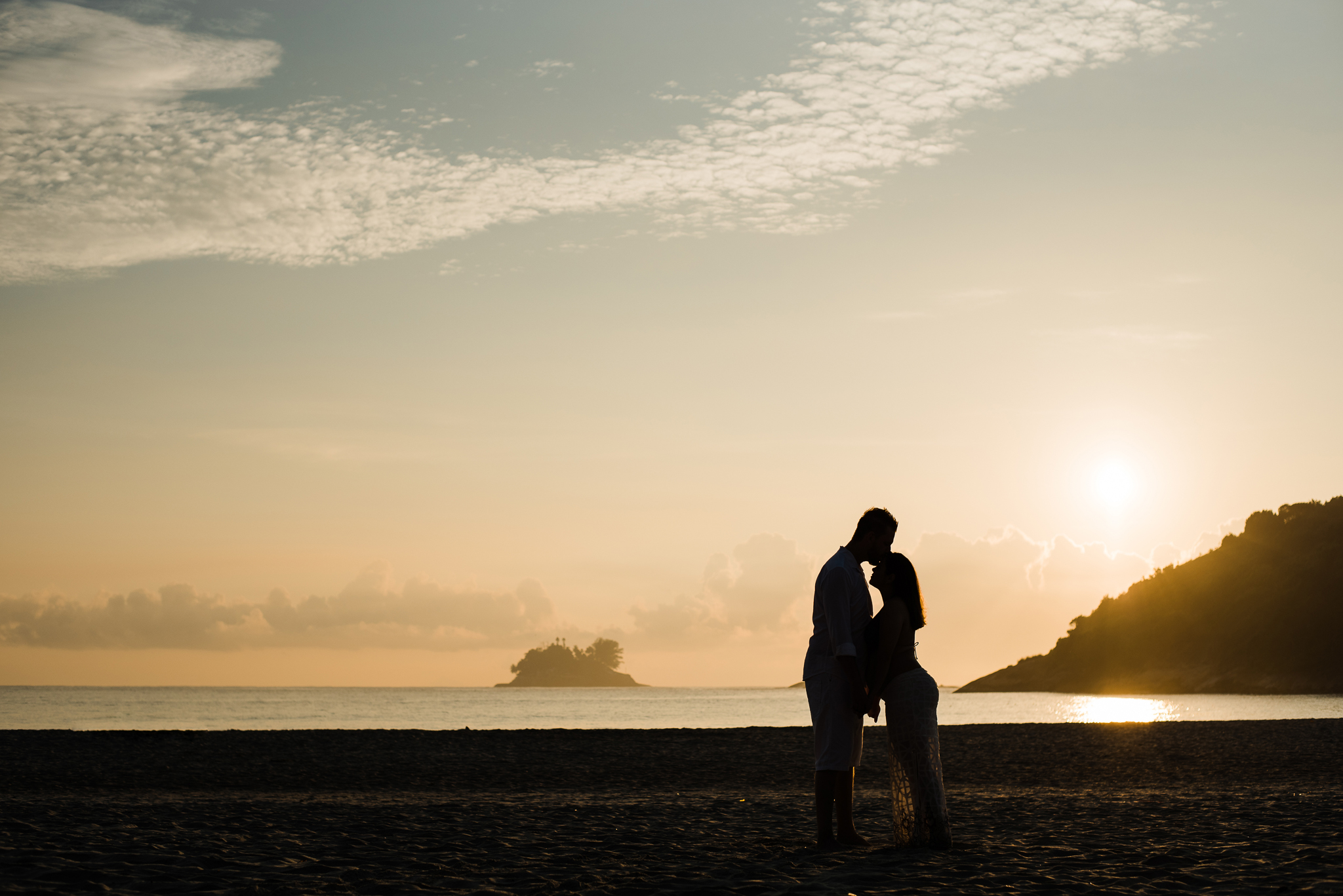 Ensaio gestante praia do Guarujá casal se beijando silhueta