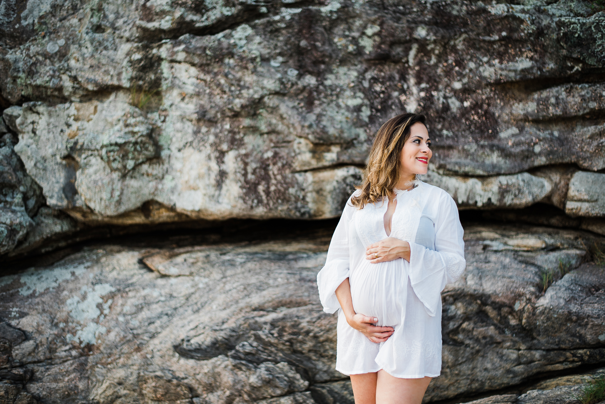 Ensaio gestante praia do Guarujá mulher grávida vestido branco