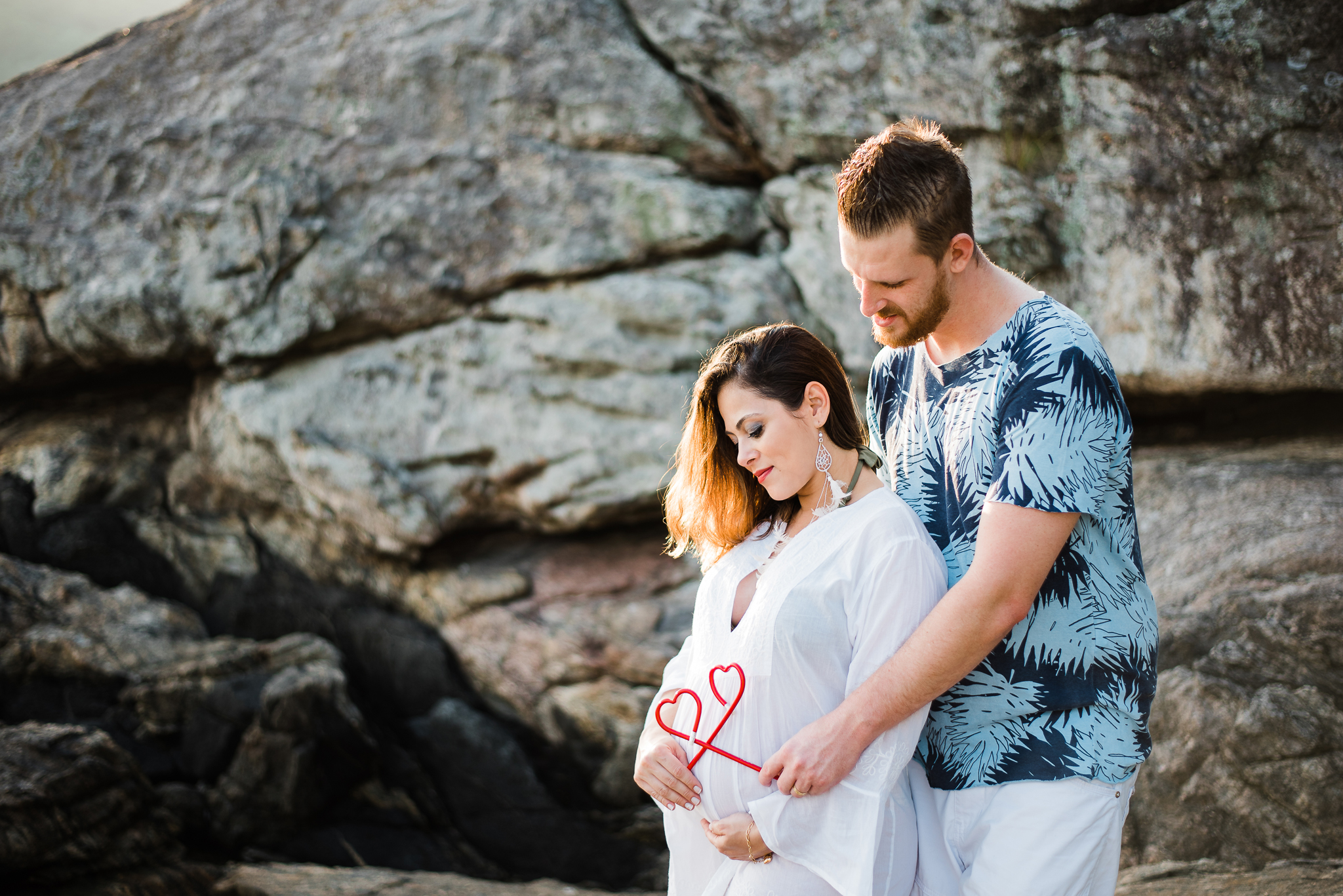 Ensaio gestante praia do Guarujá casal feliz abraçados