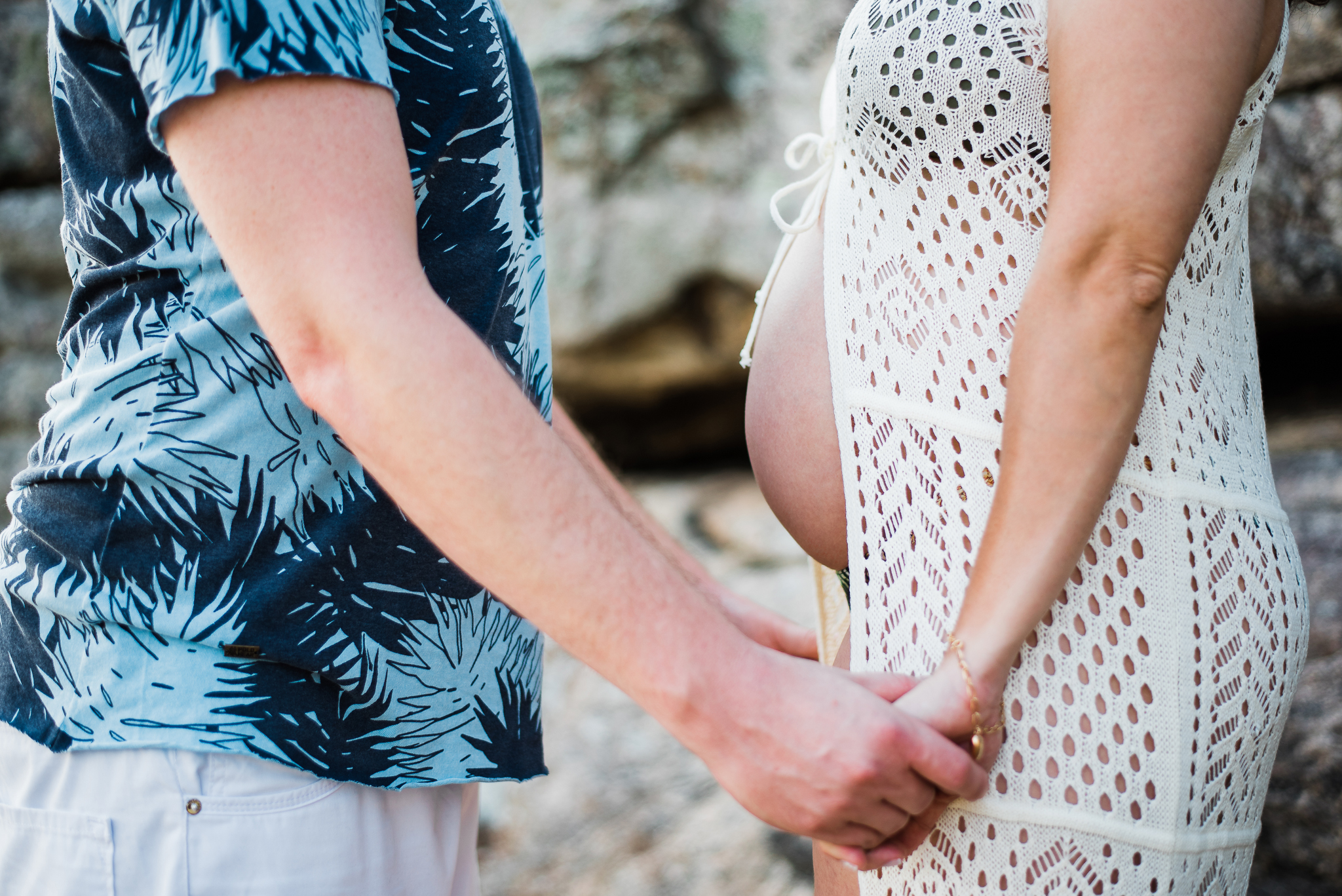 Ensaio gestante praia do Guarujá casal de mãos dadas barriga de grávida