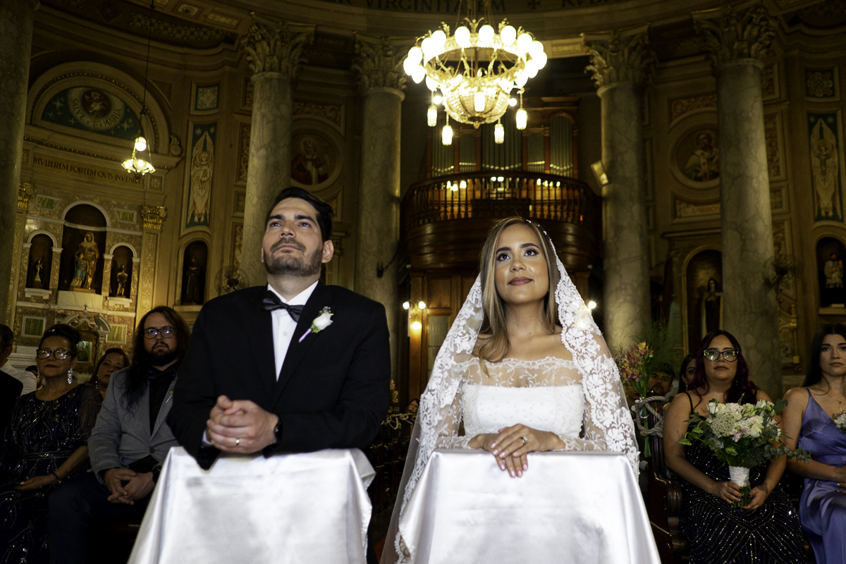 francisco-veliz-fotógrafo-bodas-buenos-aires-argentina-rezando-iglesia