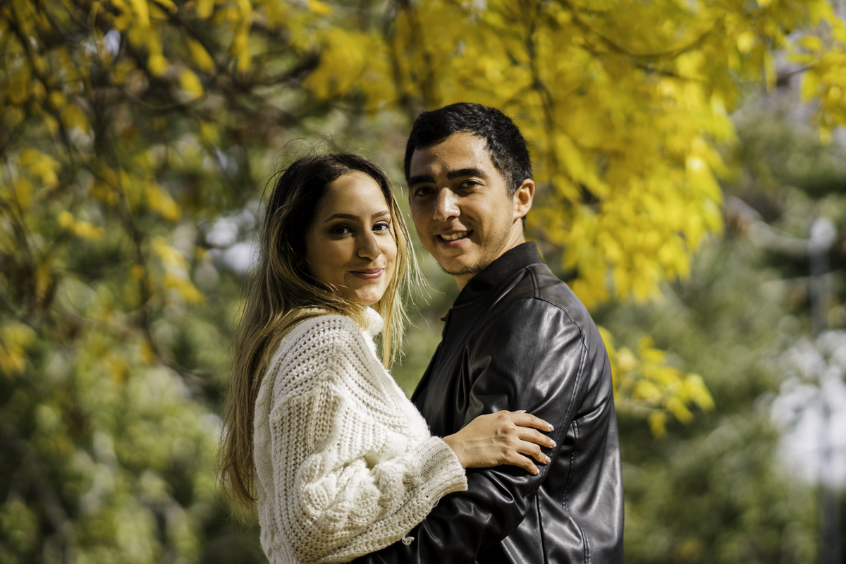 sesion de fotos-preboda-francisco veliz-lagos de palermo-stefani-brayan-flores amarilla-primer plano