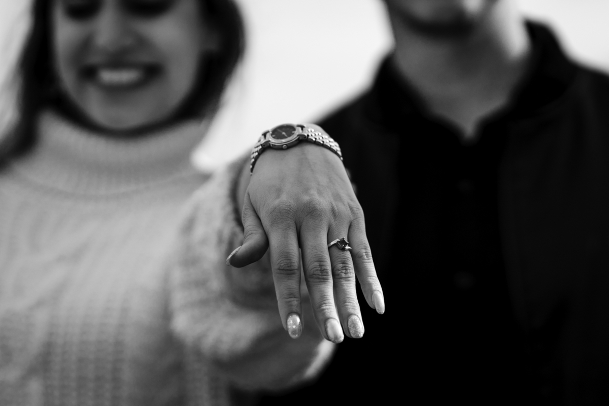 sesion de fotos-preboda-francisco veliz-lagos de palermo-stefani-brayan-detalle del anillo-blanco y negro