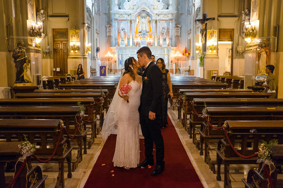 hamiley-jose-boda-iglesia-recoleta-beso