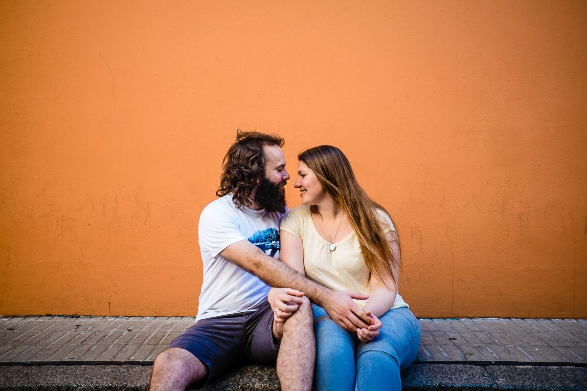 lu-tim-sesion-de-fotos-palermo-buenos-aires-argentina-pre-boda-pared-naranja
