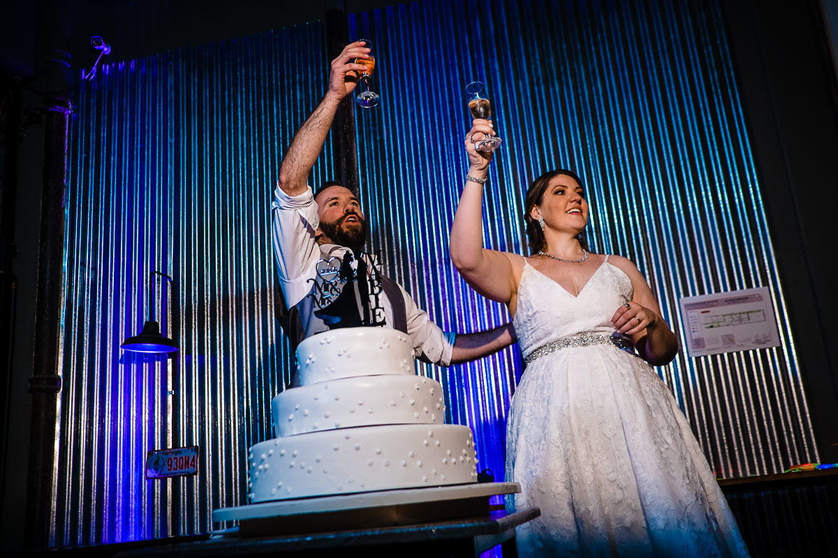 lu-tim-boda-civil-fiesta-taller-cerveceria-francisco-veliz-fotos-boda-brindis