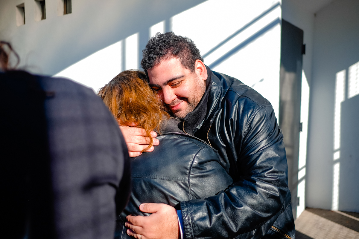 cecilia-alan-fotografia-boda-civil-abrazo-mama