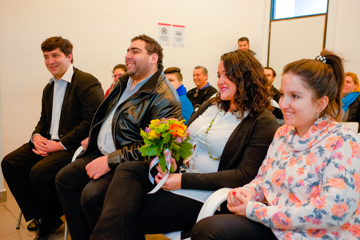 cecilia-alan-fotografia-boda-civil-francisco-veliz-novios-riendo-padrinos