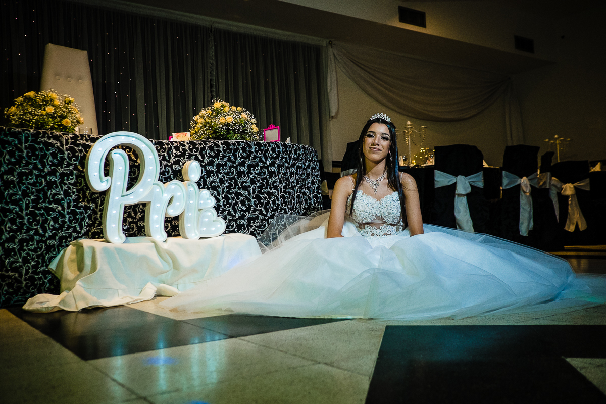 francisco-veliz-fotografia-quinceaños-sentada