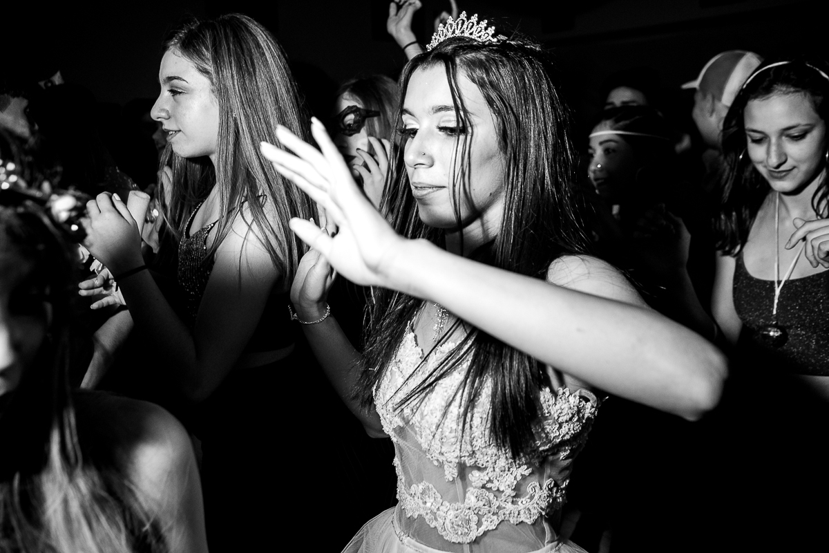 francisco-veliz-fotografia-quinceaños-bailando-blanco-negro