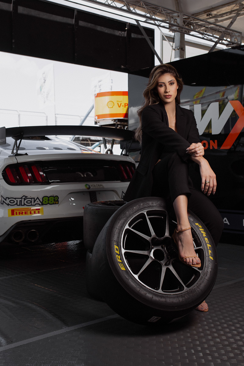 ensaio, ensaio feminino, ensaio com carro, ensaio autodromo, ensaio em interlagos, ensaio stockcar, carro de corrida, alta velocidade, ensaio automobilistico