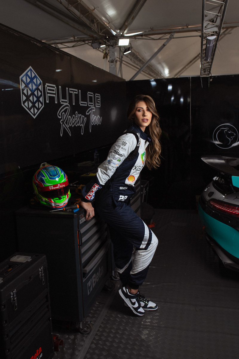 ensaio, ensaio feminino, ensaio com carro, ensaio autodromo, ensaio em interlagos, ensaio stockcar, carro de corrida, alta velocidade, ensaio automobilistico