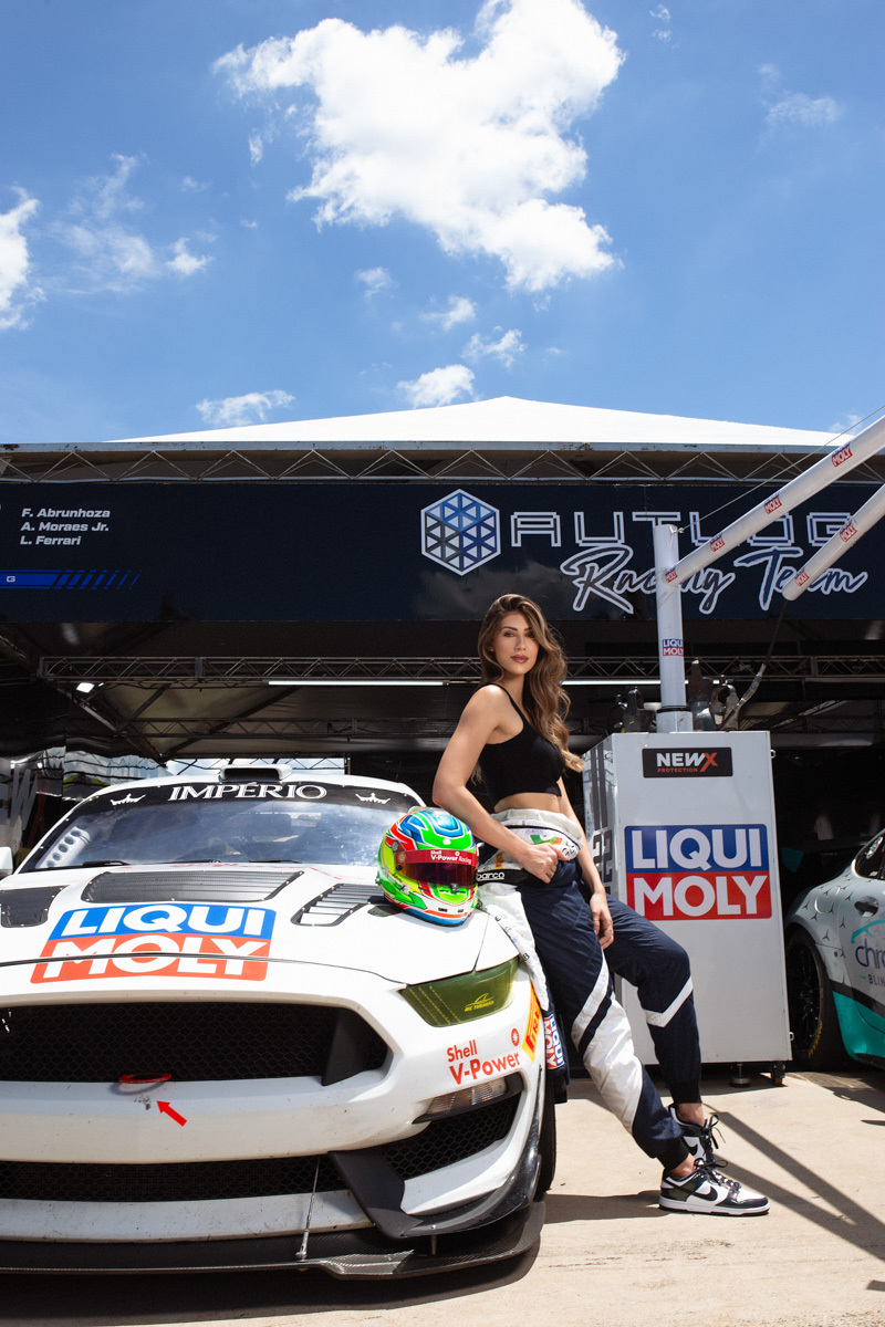 ensaio, ensaio feminino, ensaio com carro, ensaio autodromo, ensaio em interlagos, ensaio stockcar, carro de corrida, alta velocidade, ensaio automobilistico