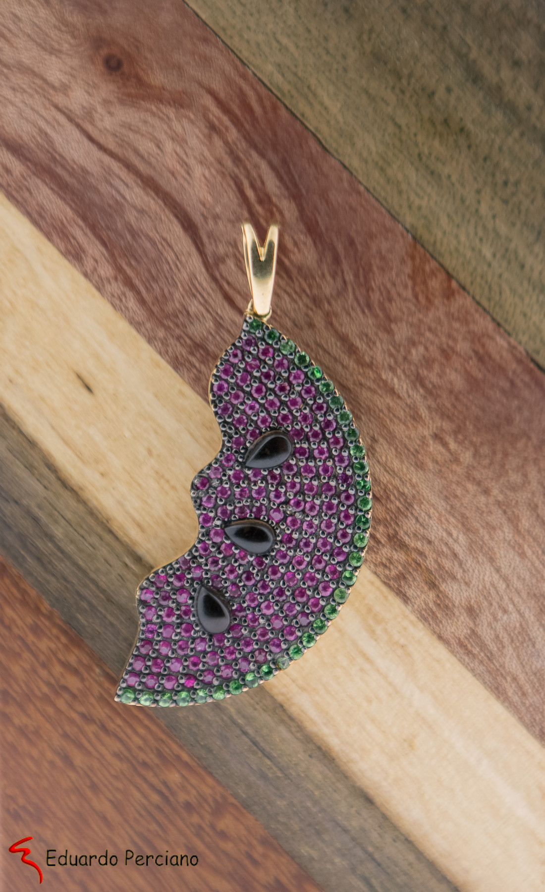 Pingente melancia em ouro 18klts com Rubi esmeralda e ônix.