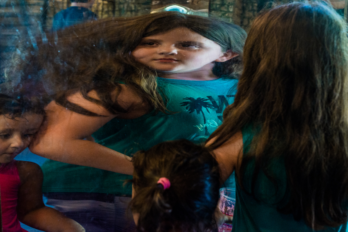 irmãs no espelho mágico, fotografia de viagem, fotografo curitiba, fotografo documental, curitiba, fotodocumental, fotografia lifestyle, fotografia de familia, foto de familia