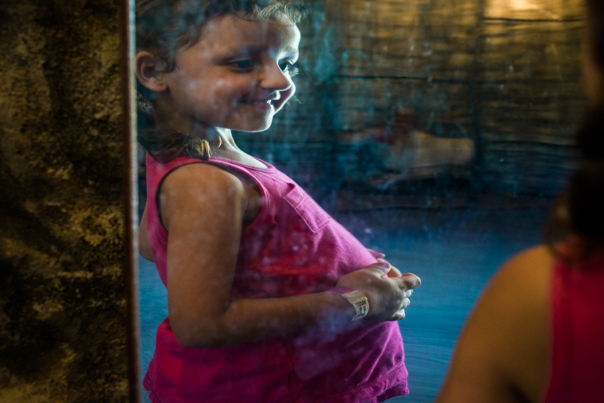 criança se olhando no espelho mágico, fotografia de viagem, fotografo curitiba, fotografo documental, curitiba, fotodocumental, fotografia lifestyle, fotografia de familia, foto de familia