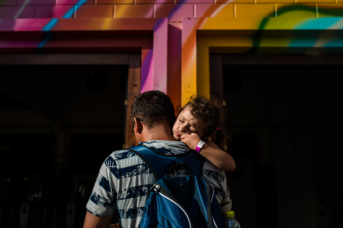 pai e filha, criança cansada no colo, fotografia de viagem, fotografo curitiba, fotografo documental, curitiba, fotodocumental, fotografia lifestyle, fotografia de familia, foto de familia