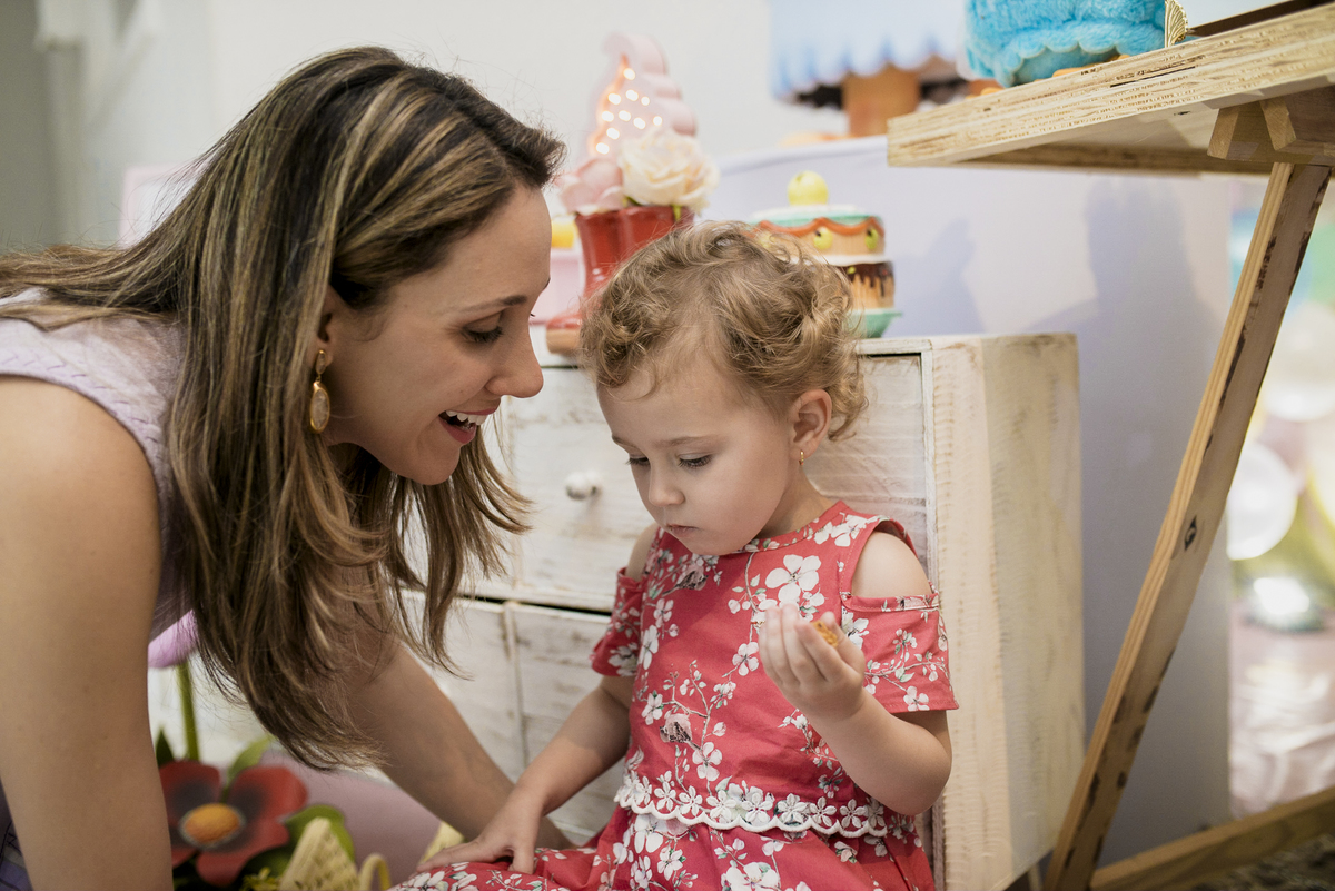 aniversariante com a mãe em buffet infantil