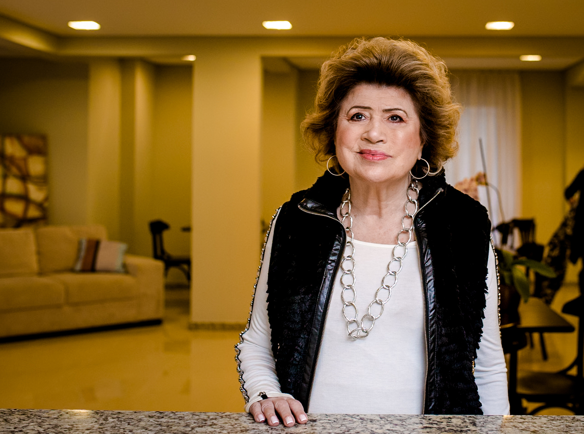 senhora de blusa branca e colete preto ensaio fotografico feminino