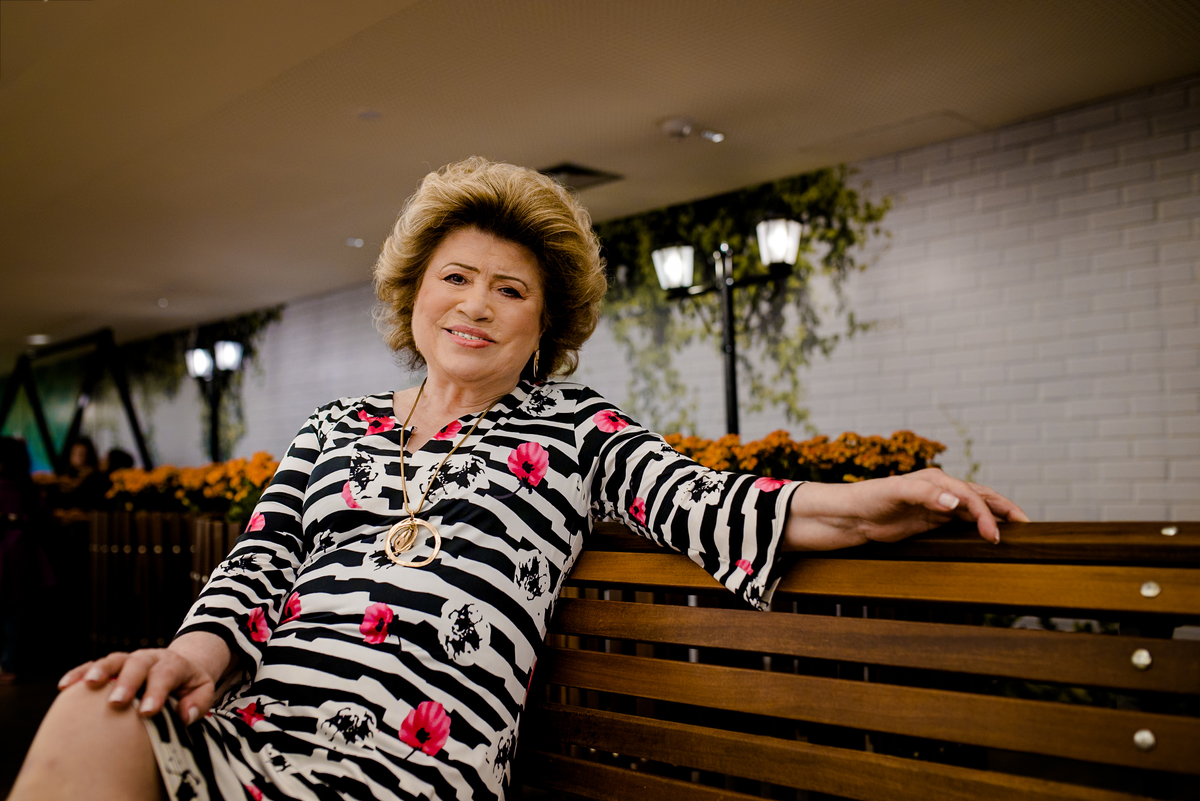 senhora sentada para ensaio fotografico em Curitiba