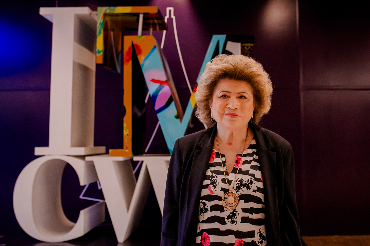 senhora na frente de letreiro em ensaio fotografico feminino em Curitiba