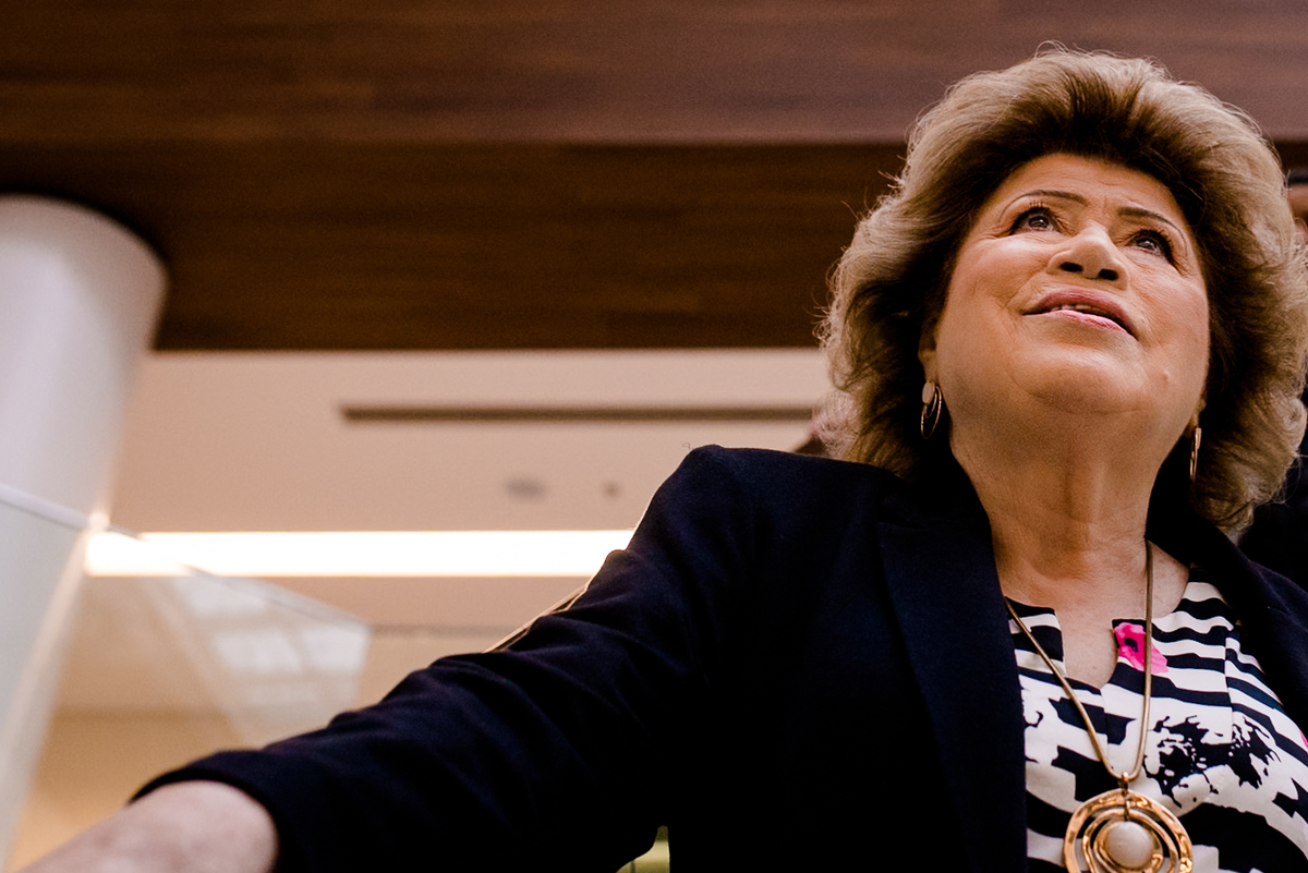 senhora em ensaio fotografico feminino em Curitiba