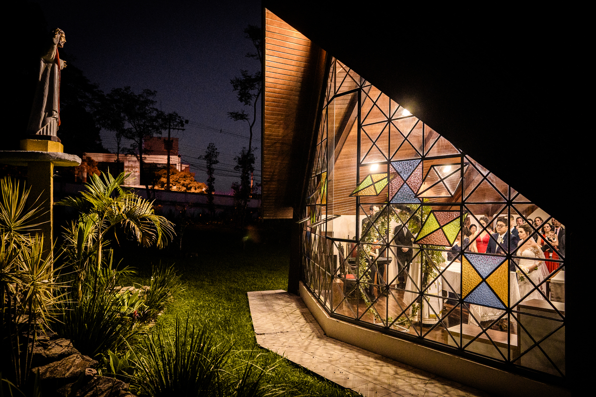 fotografia de casamento imagem externa da igreja com noivos dentro