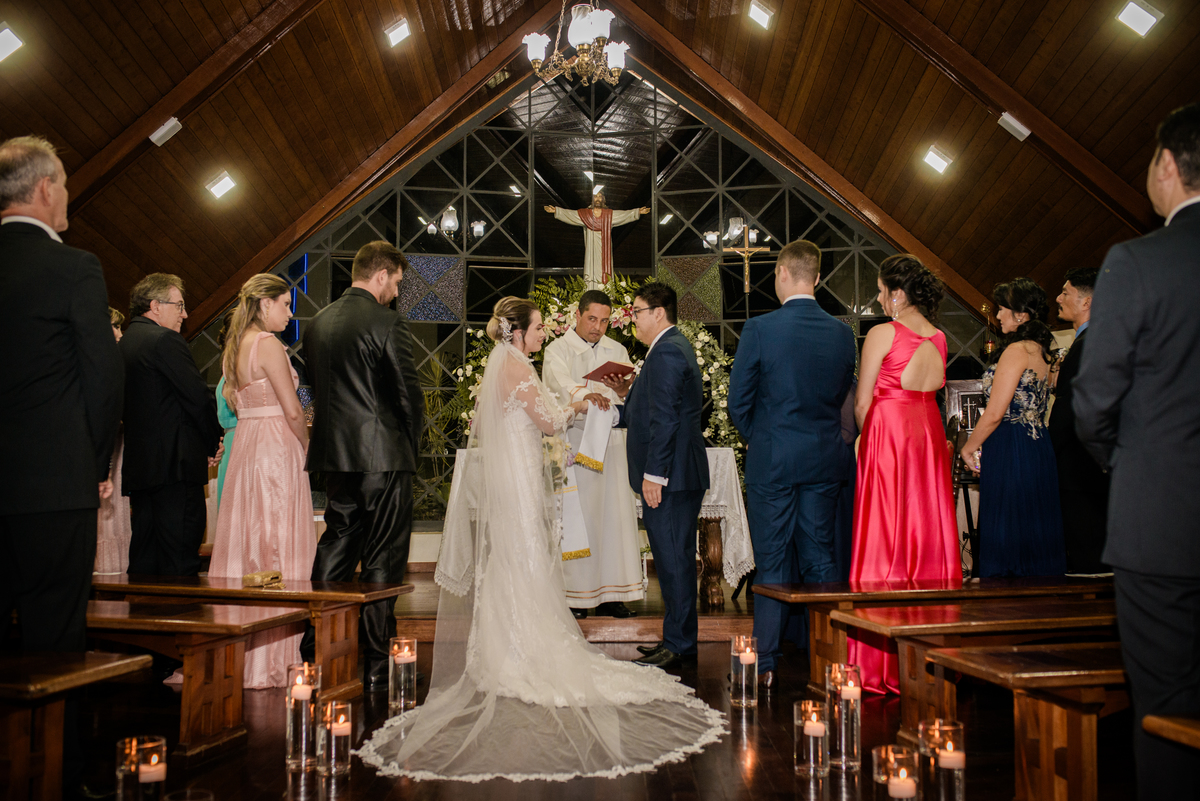 noivos no altar em fotografia de casamento