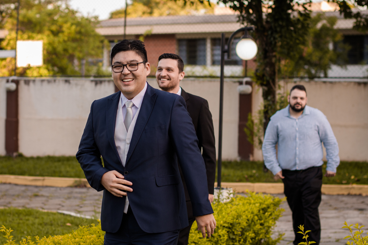 noivo chegando no casamento