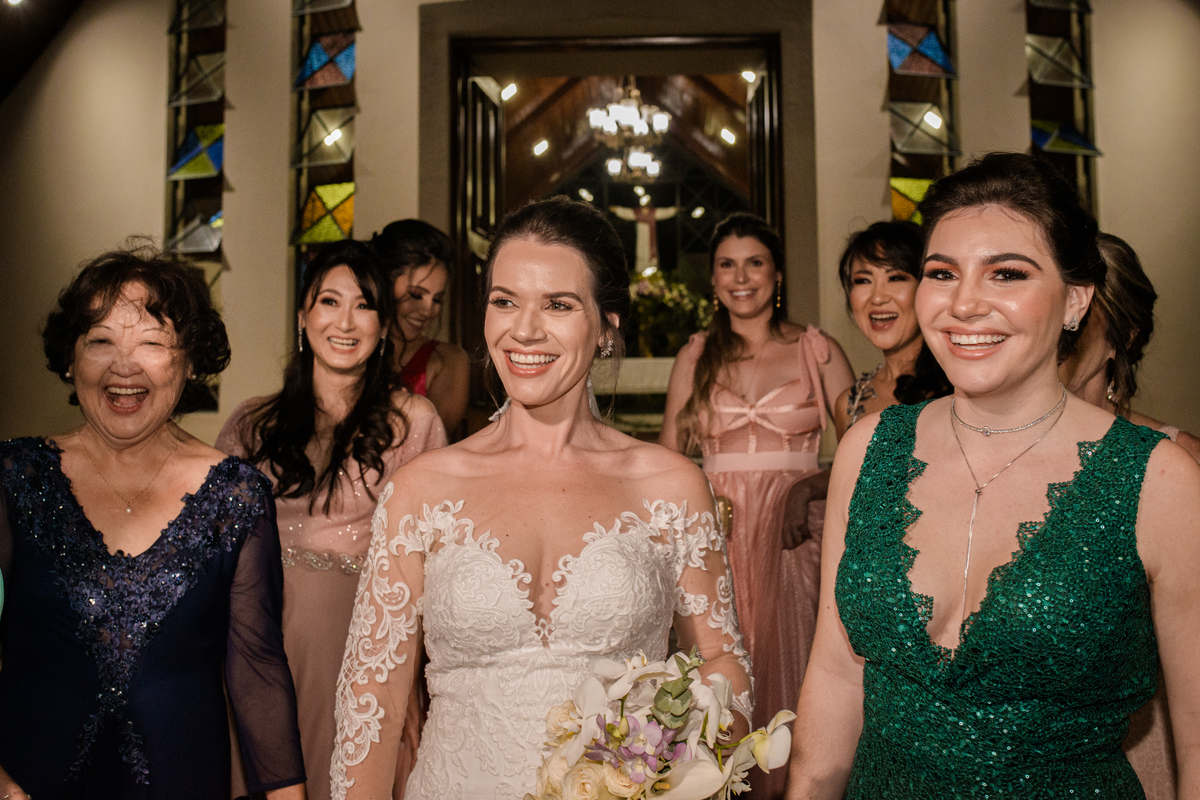 noiva e madrinhas na frente da igreja