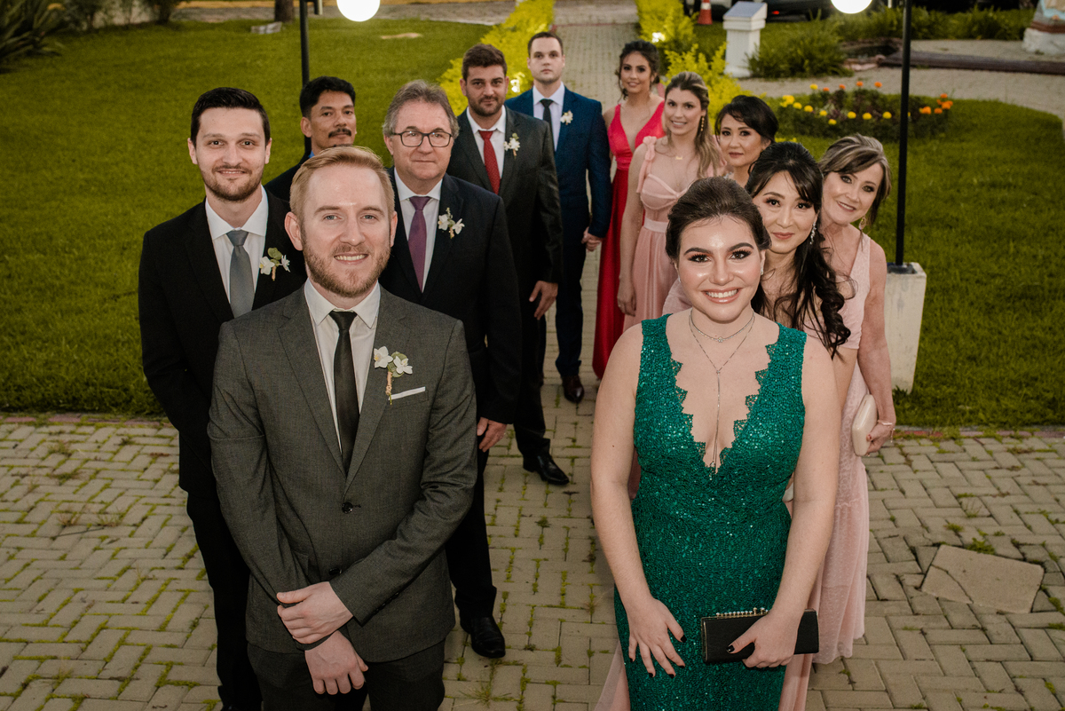 padrinhos na entrada da igreja