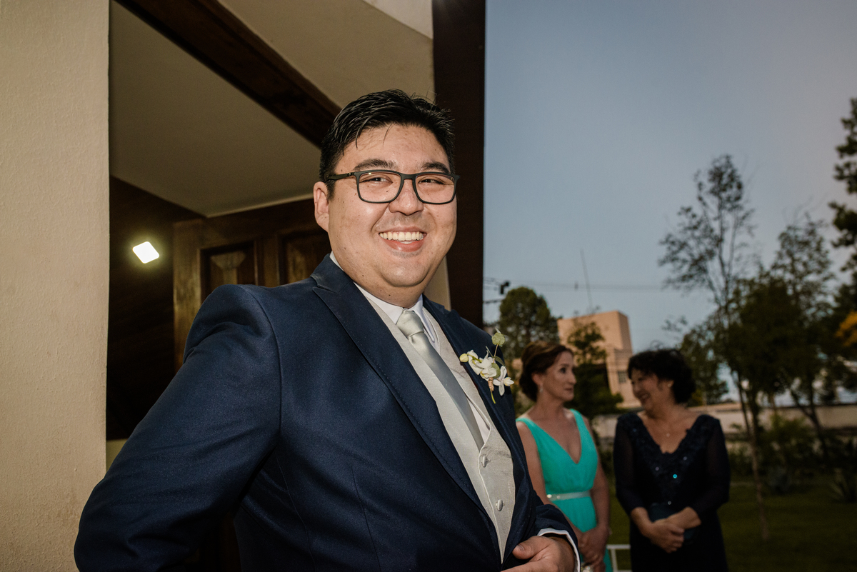 noivo na entrada da igreja