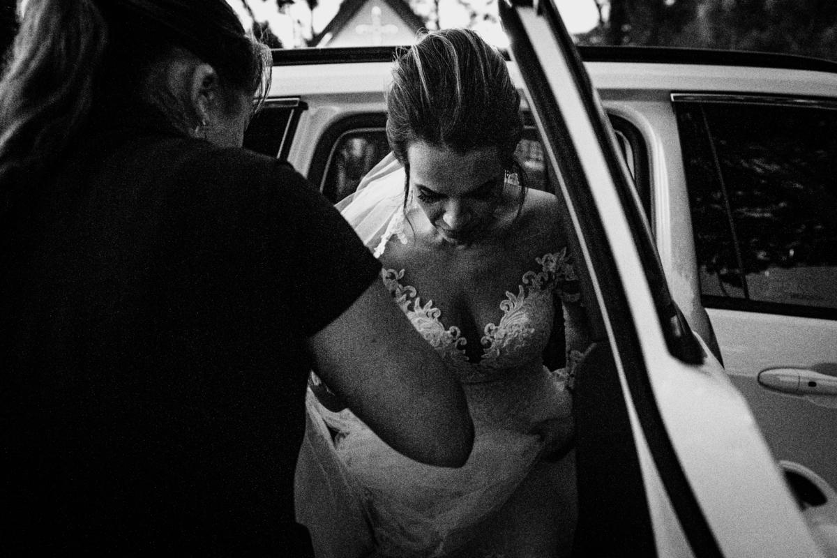 fotografia da noiva saindo do carro